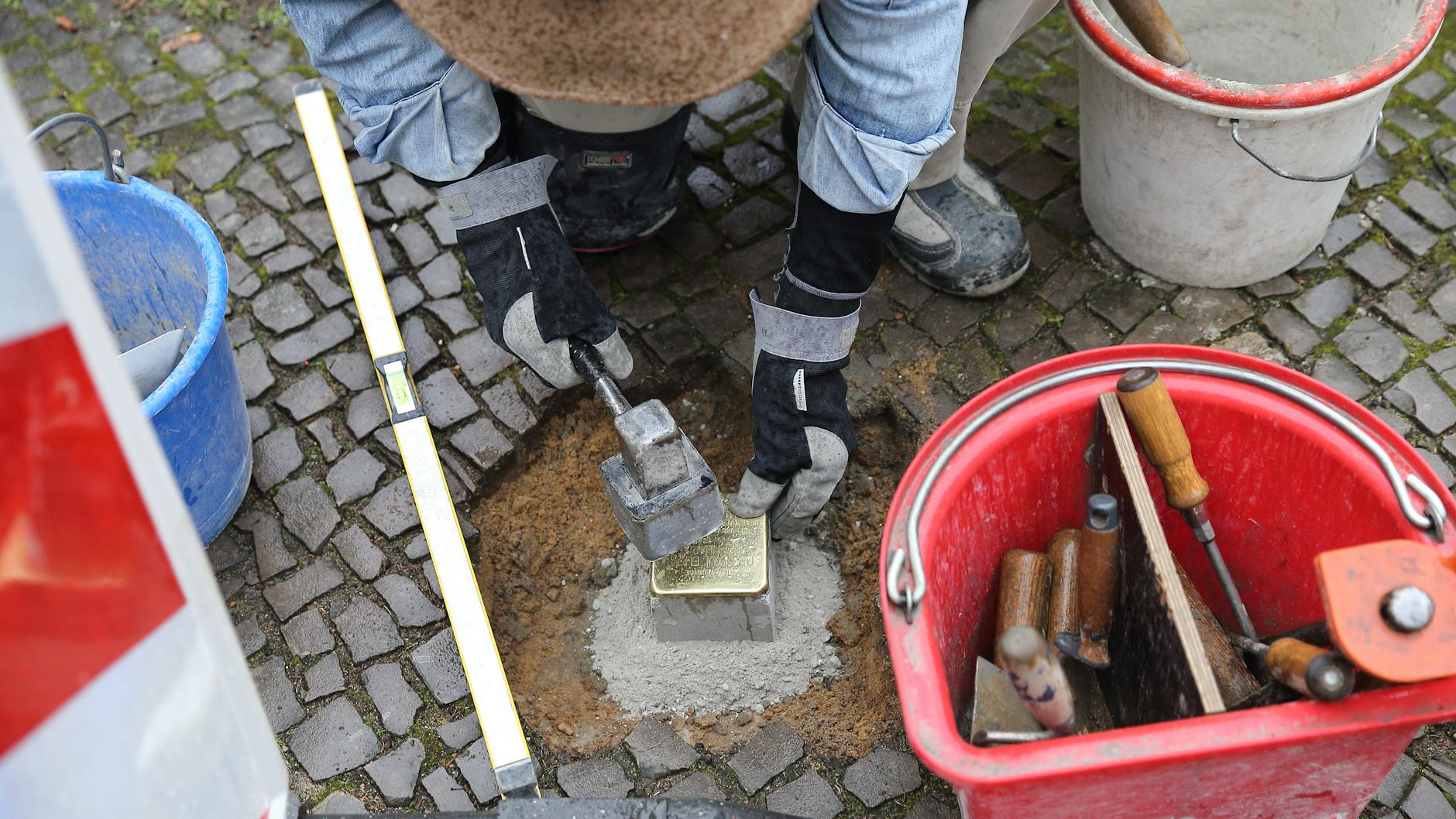 Gunter Demnig beim Verlegen eines Stolpersteins. 