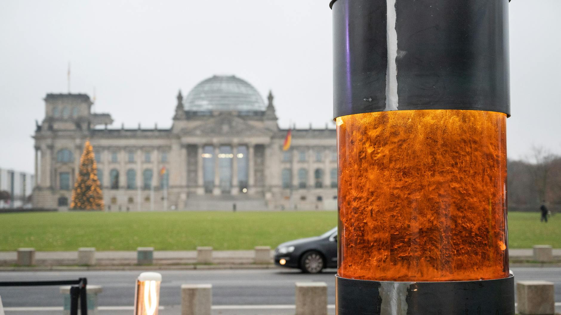 Vor dem Reichstag steht die Säule, in die Asche von Auschwitzopfern eingegossen worden sein soll.