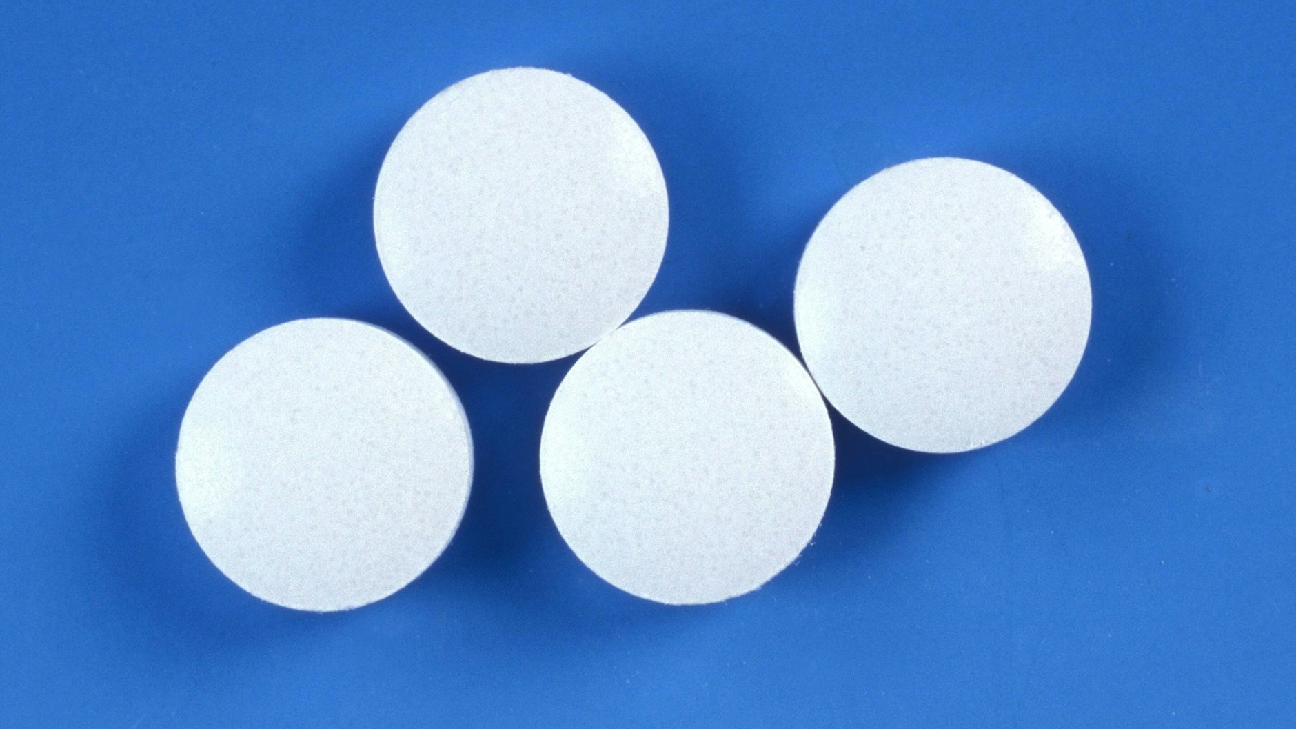 Magnesium-Tabletten. Am besten, man platziert sie schon vor dem Ausgehen mit einer Wasserflasche neben dem Bett.