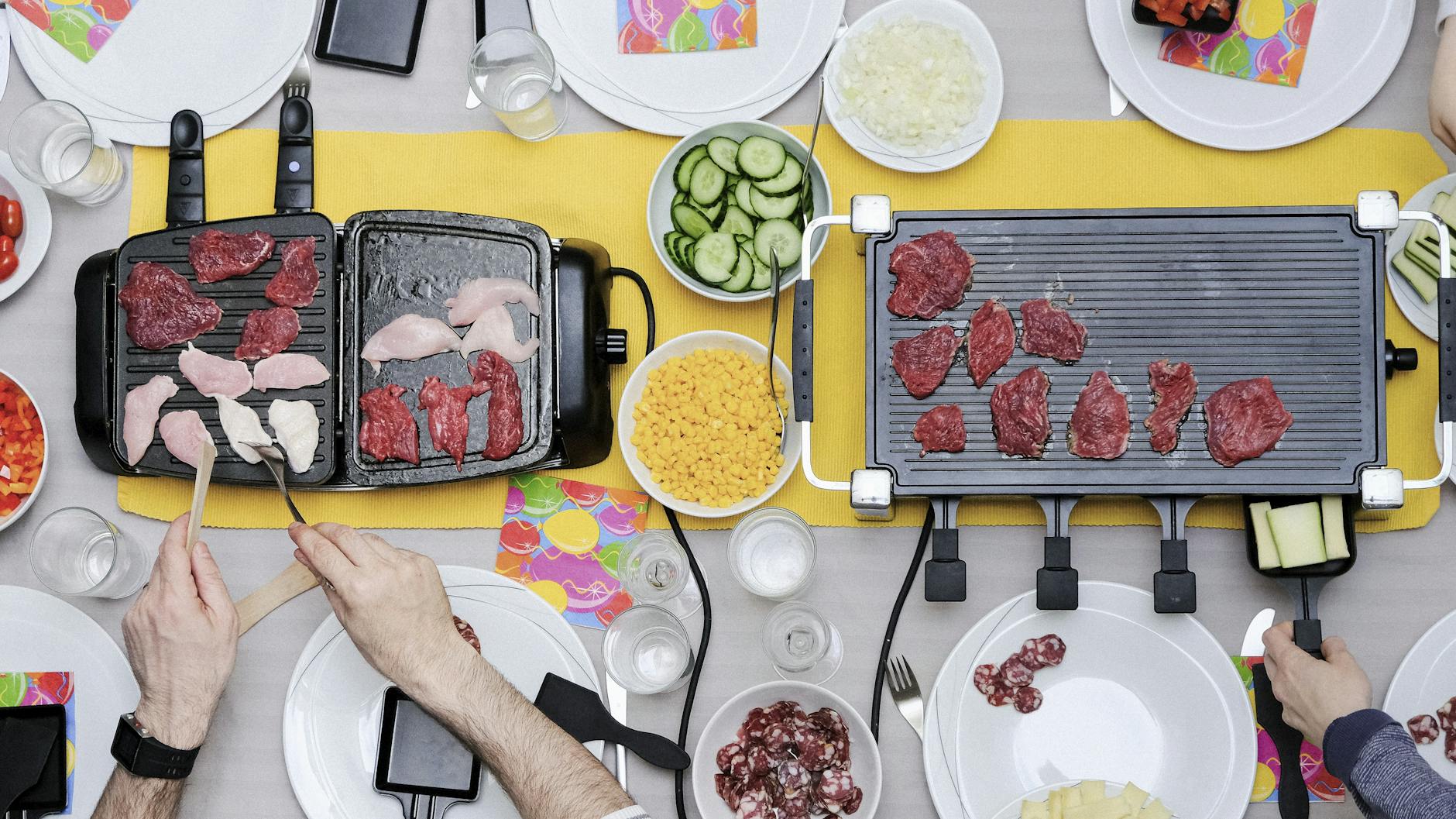 Zu Silvester sehr beliebt: Beim Raclette kann man den Abend mit einer spielerischen Ess-Orgie hinter sich bringen.