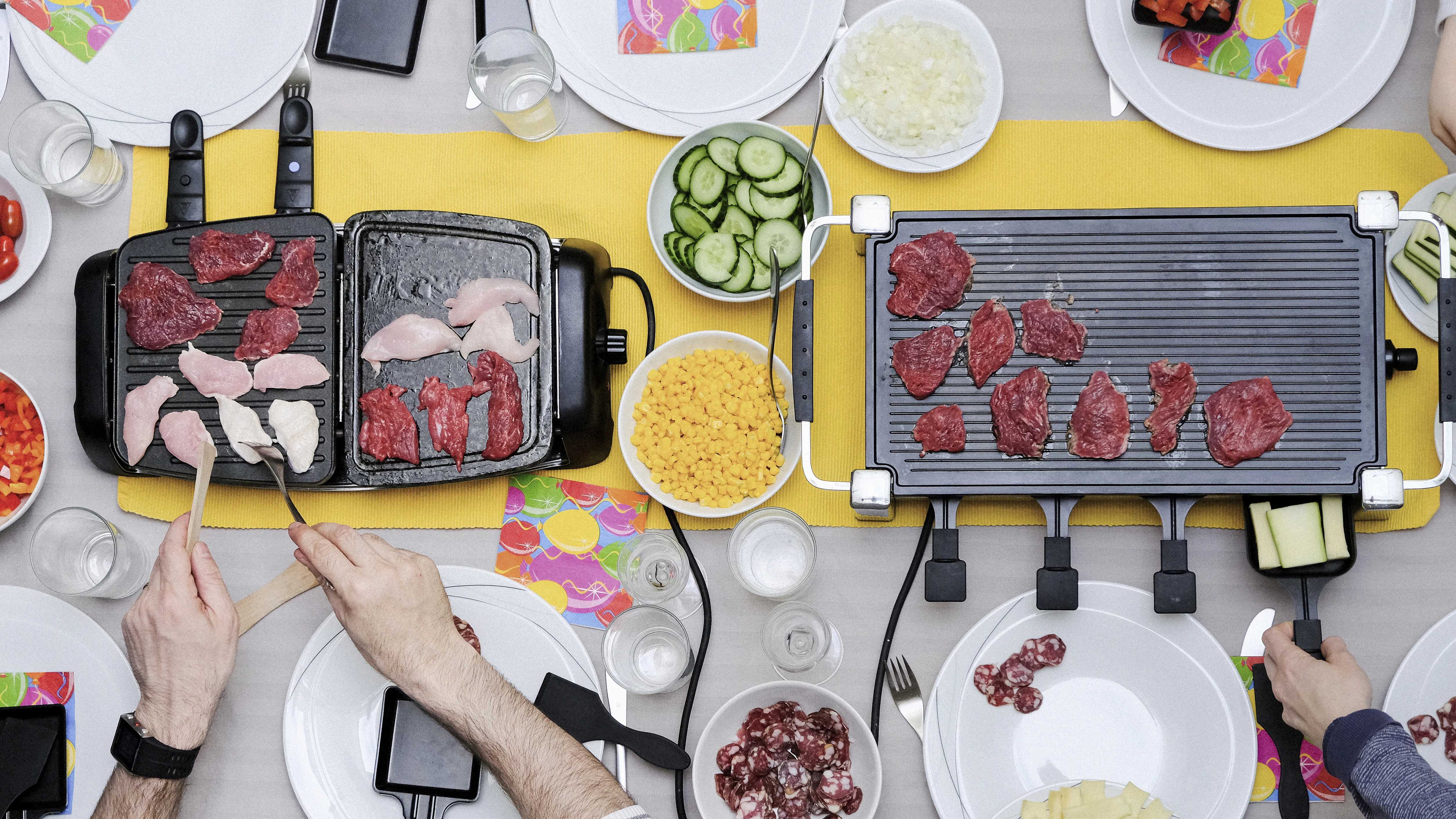 Zu Silvester sehr beliebt: Beim Raclette kann man den Abend mit einer spielerischen Ess-Orgie hinter sich bringen.