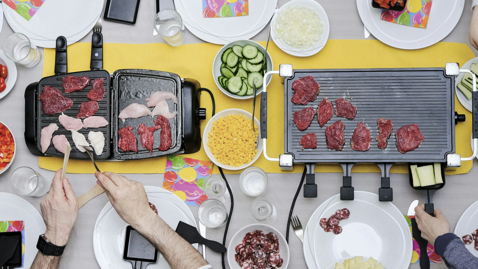 Zu Silvester sehr beliebt: Beim Raclette kann man den Abend mit einer spielerischen Ess-Orgie hinter sich bringen.