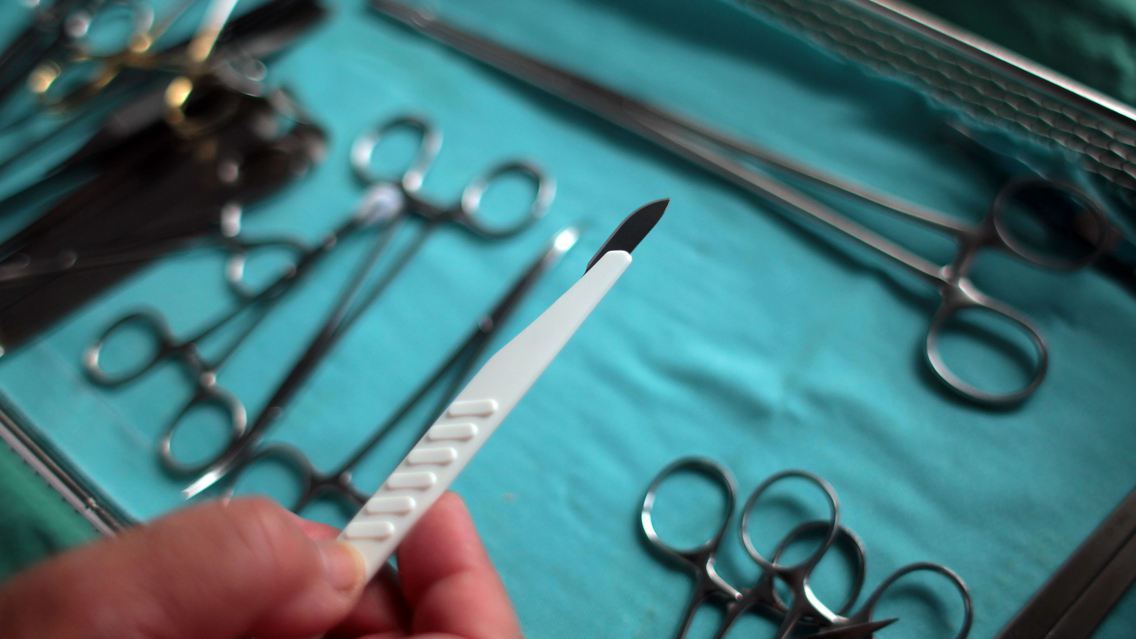 Da das Personal für die Behandlung von Corona-Patienten erhöht werden muss, werden viele Operationen verschoben.