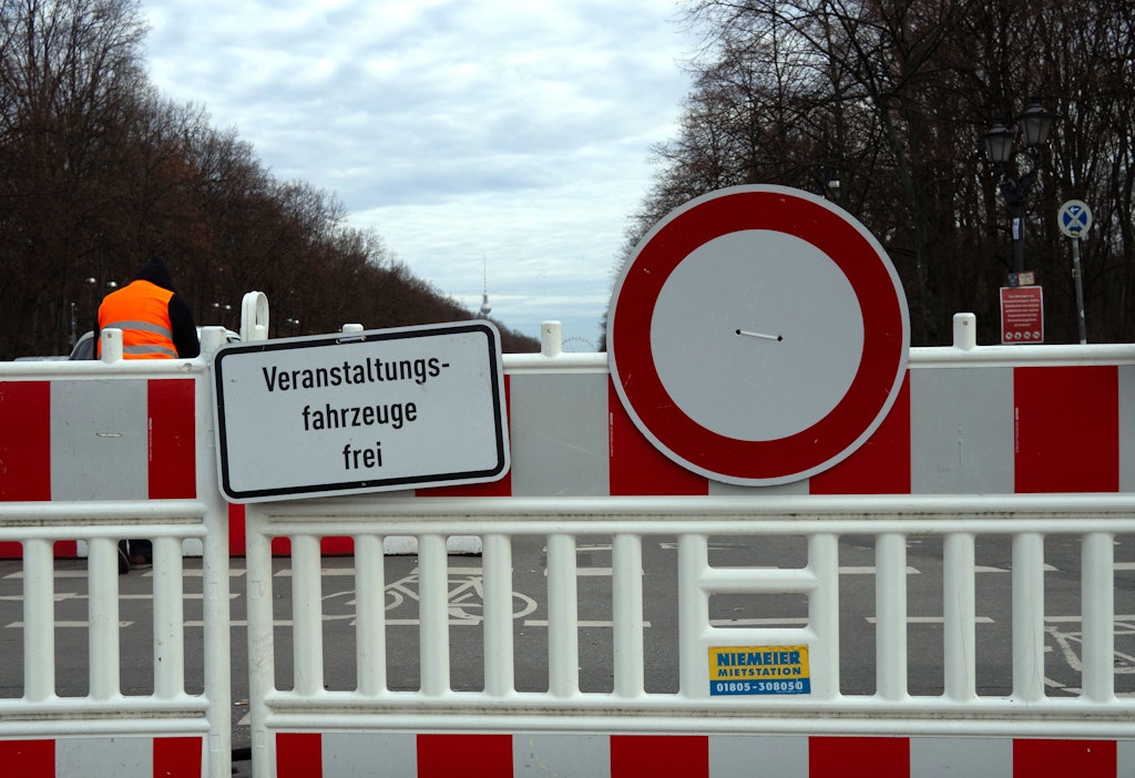Strassen Am Brandenburger Tor Gesperrt U Bahnen Fahren Durchgehend