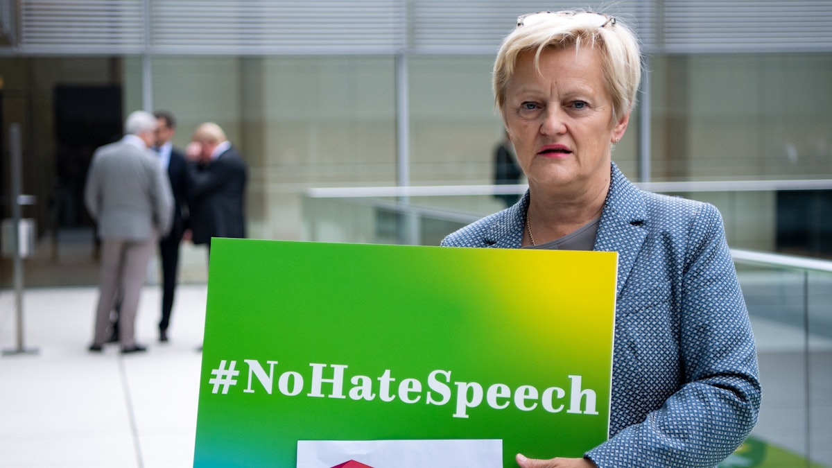 Grünen-Politikerin Renate Künast mit einem #NoHateSpeech Plakat.