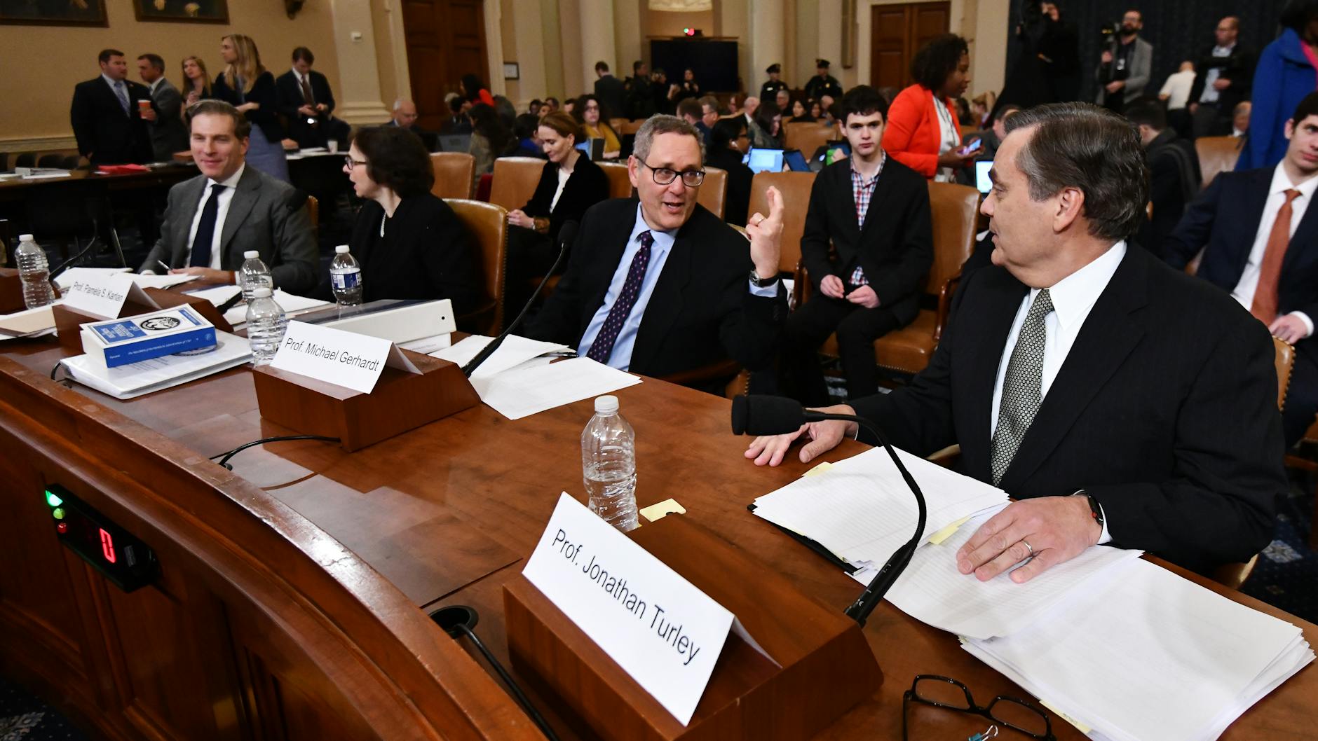 Die Rechtsprofessoren (l-r) Noah Feldman, Pamela S. Karlan, Michael Gerhardt and Jonathan Turley vor dem Ausschuss. 