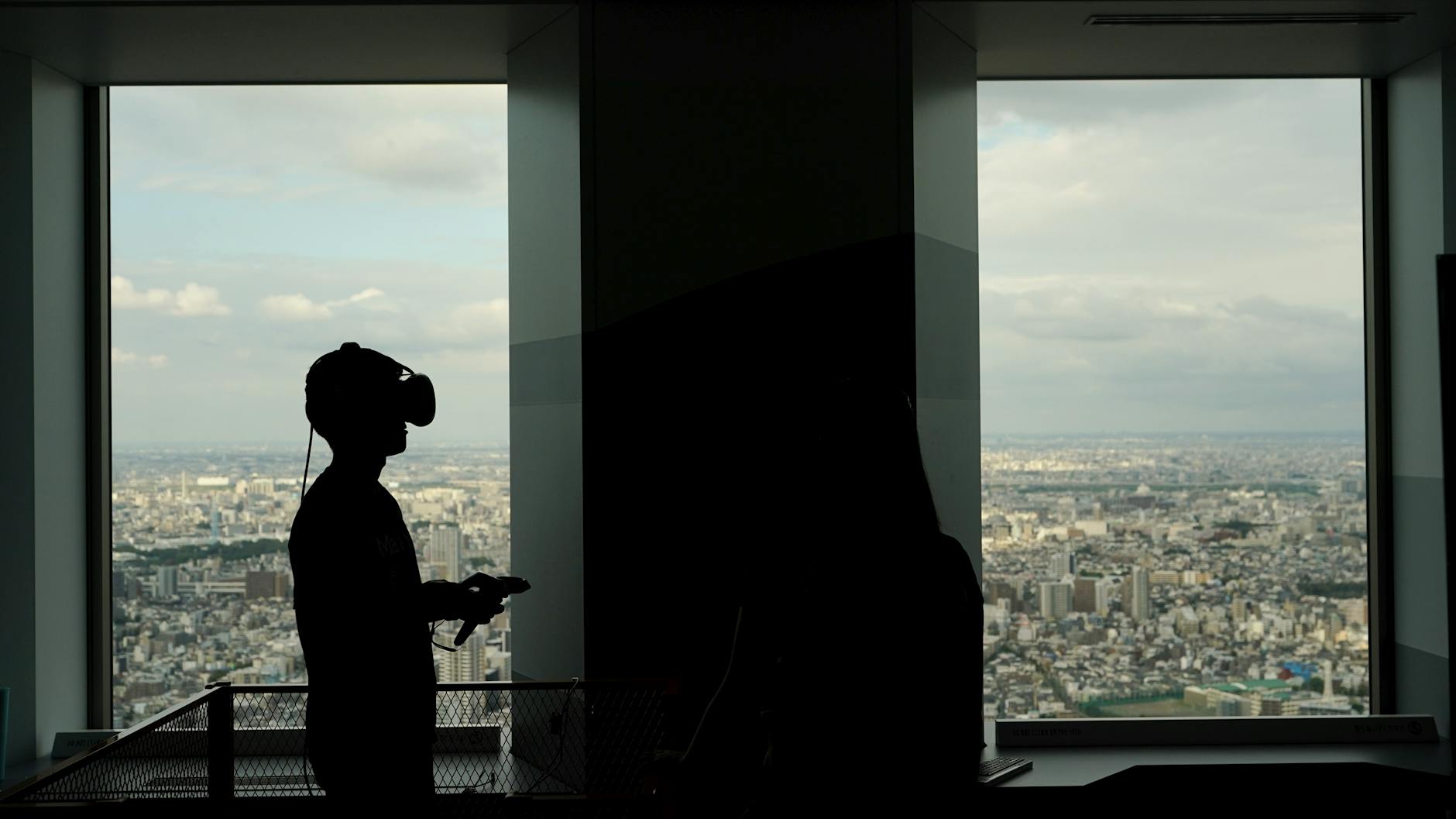 Ein Mann benutzt virtuelle Realität in Tokio.