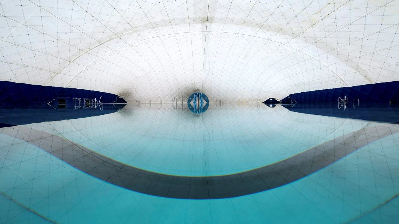 Schwimmbad-Traglufthalle in Berlin-Wedding von innen.