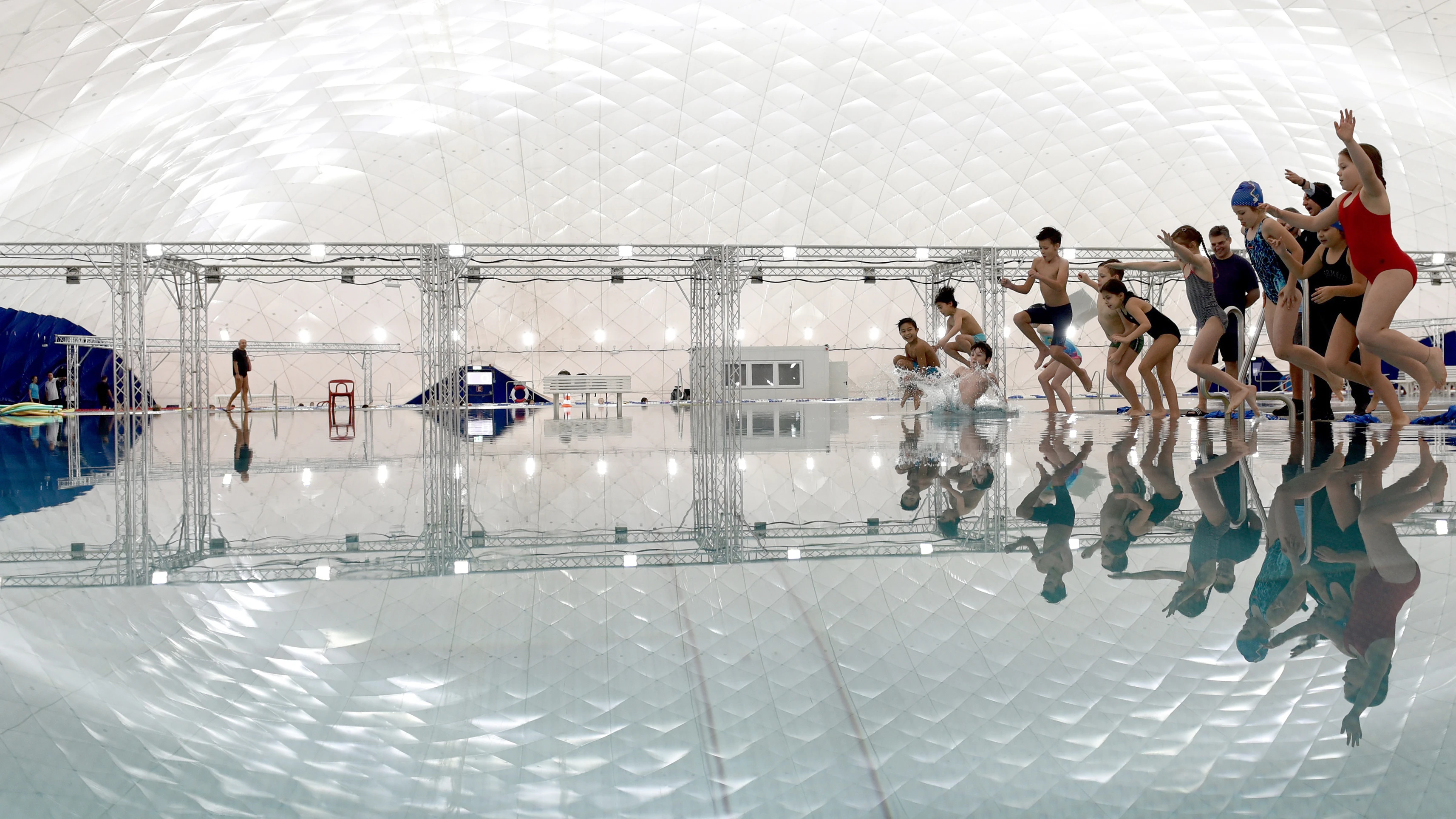 Kinder bei der Eröffnung der Schwimmbad-Traglufthalle in Berlin-Wedding.