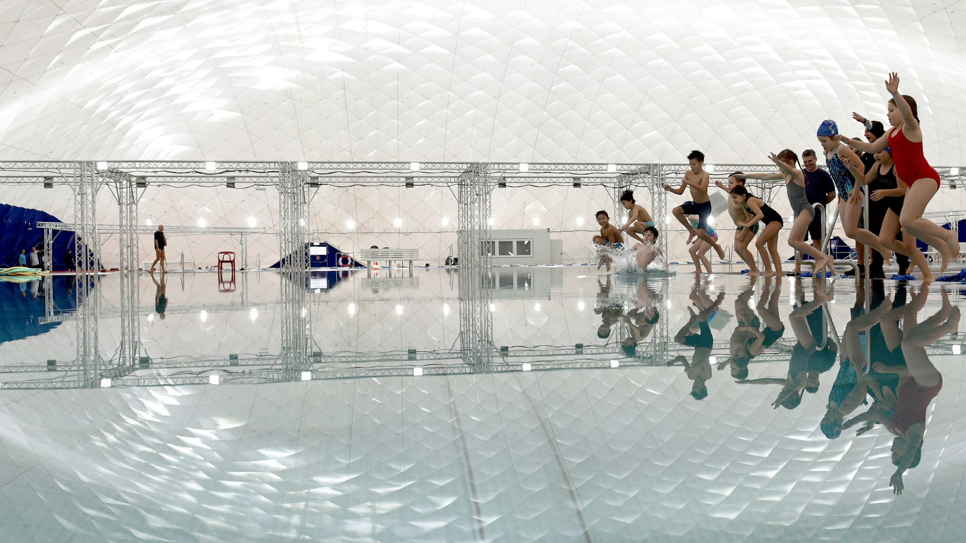 Kinder bei der Eröffnung der Schwimmbad-Traglufthalle in Berlin-Wedding.