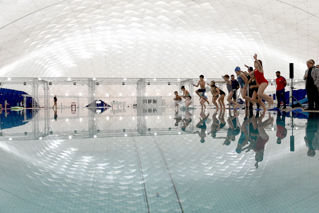 Berlins erste Schwimmbad-Traglufthalle eröffnet im Wedding