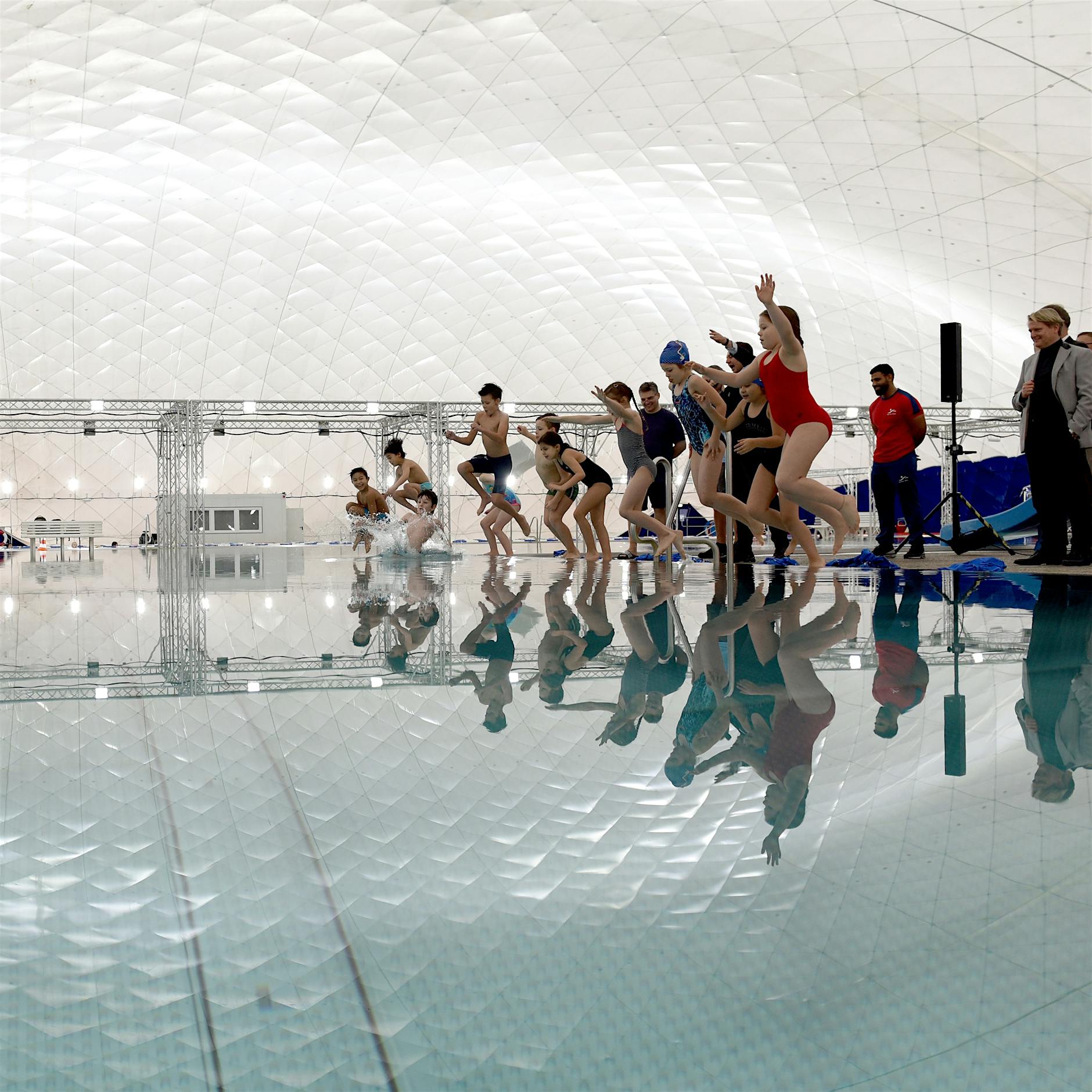 Berlins erste Schwimmbad-Traglufthalle eröffnet im Wedding