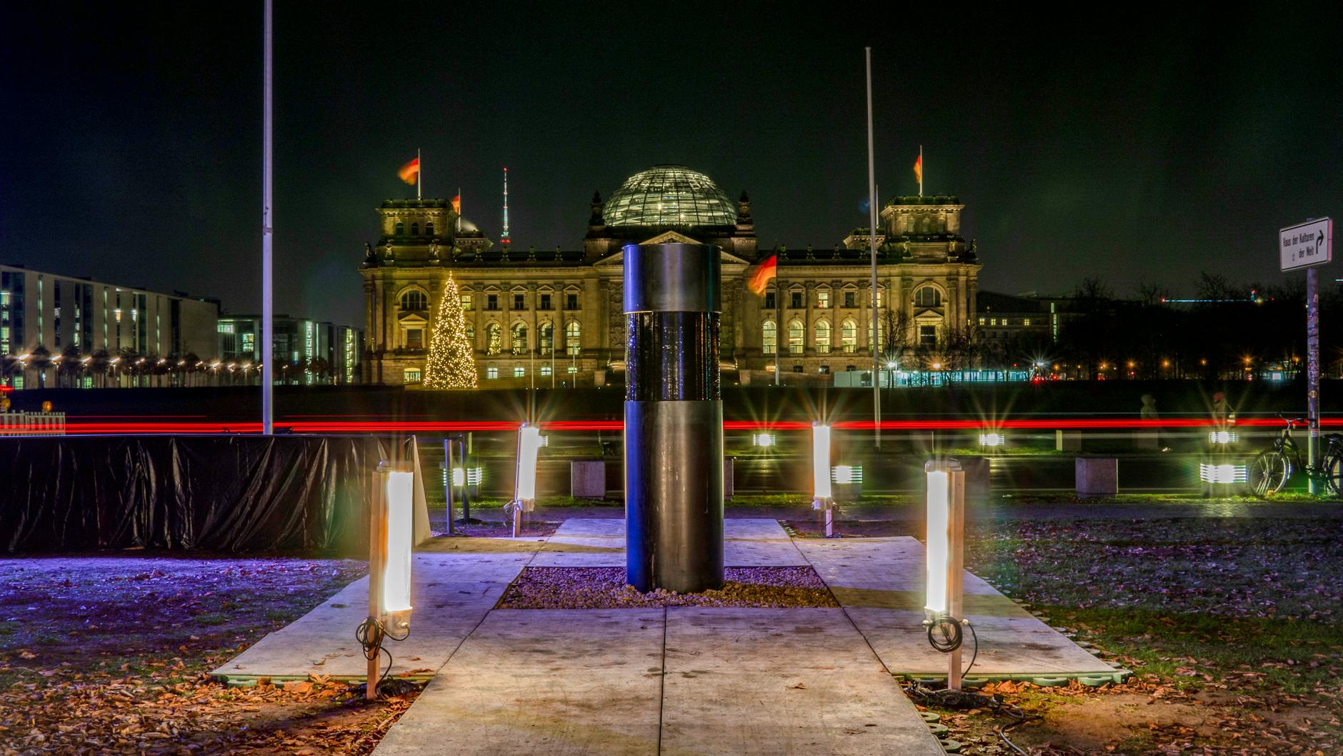 In dieser Stahlsäule soll sich nach den ersten Angaben der Künstler Asche der Opfer des Holocausts befinden. Nach der massiven Kritik wurde Säule zunächst verhüllt, später die Installation umgebaut.. 