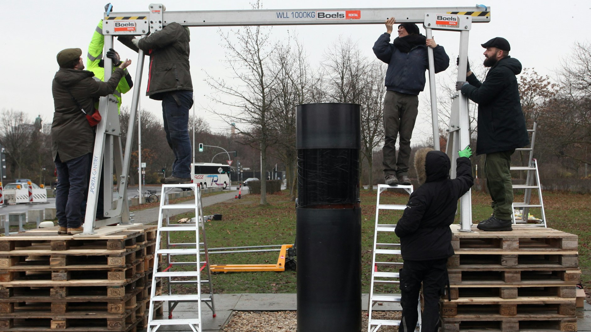Die umstrittene Installation der Gruppe "Zentrum für Politische Schönheit" vor dem Reichstag wird am Freitagvormittag umgebaut.