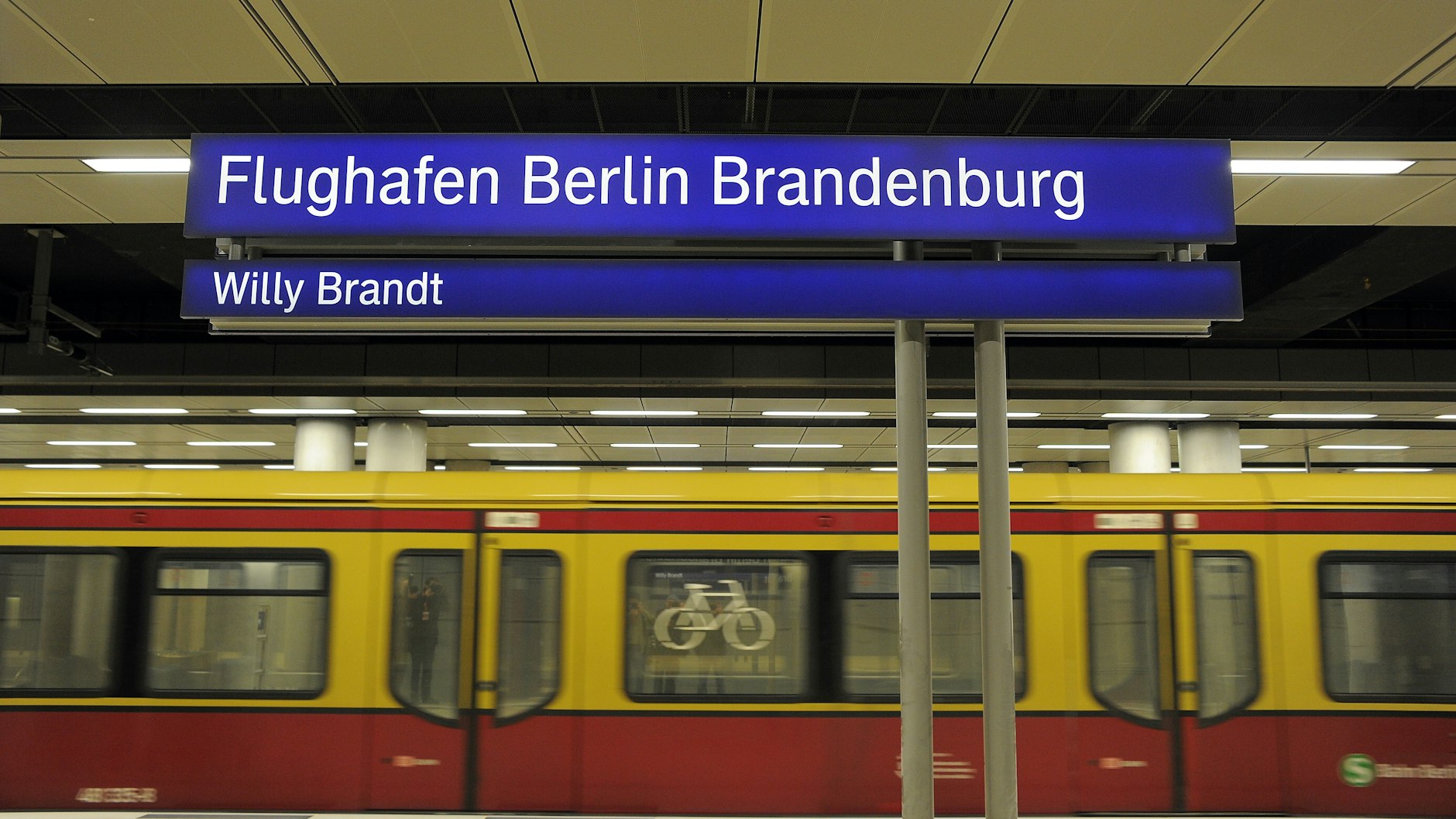Eine S-Bahn hält im Bahnhof unter dem Terminal T1 des BER. Noch dürfen keine Fahrgäste mitreisen. Doch spätestens Mitte Oktober beginnt der reguläre Betrieb. Für die Linien S45 und S9 braucht die S-Bahn jeweils eine zusätzliche Zuggarnitur.
