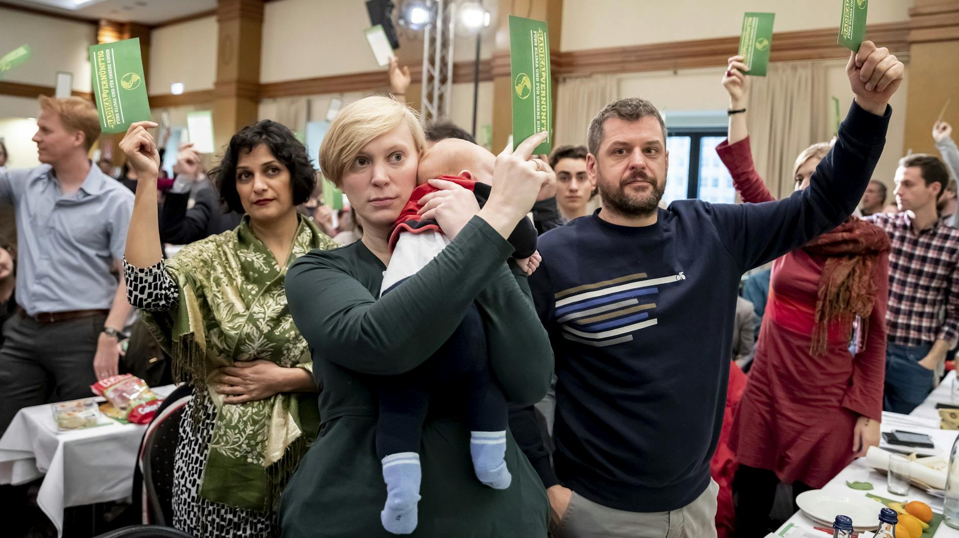 Nina Stahr (vorne Mitte) und Werner Graf (r daneben), beide Landesvorsitzende von Bündnis 90/Die Grünen Berlin.