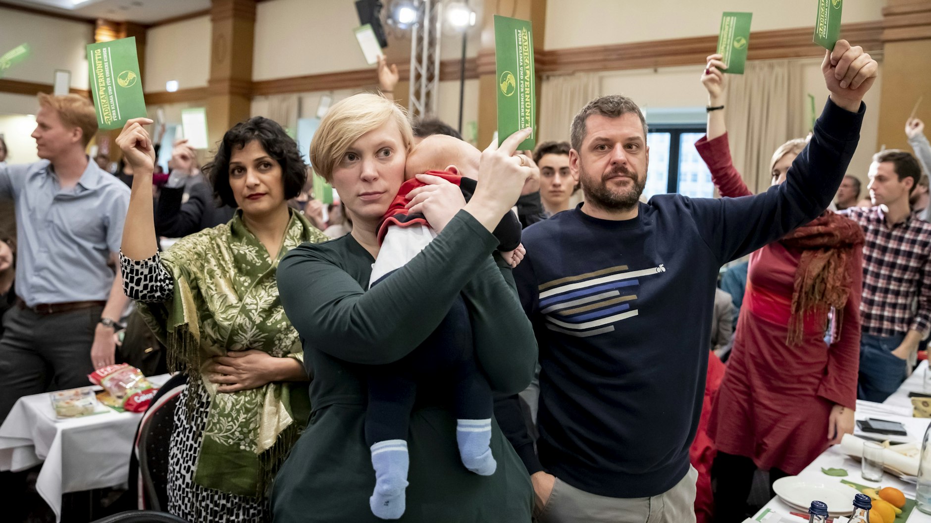 Nina Stahr (vorne Mitte) und Werner Graf (r daneben), beide Landesvorsitzende von Bündnis 90/Die Grünen Berlin.