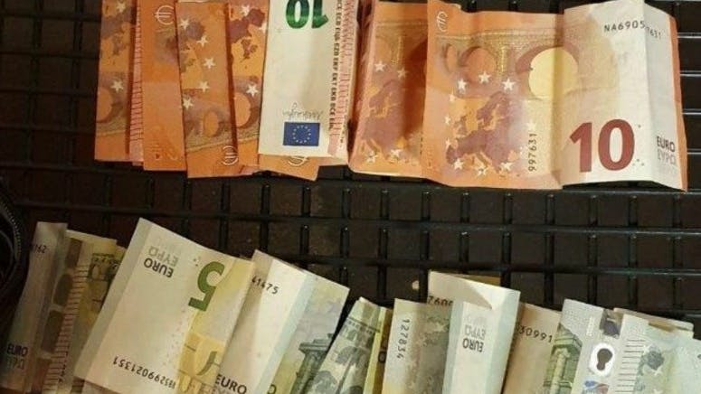 Zehn Euro für jede gestohlene Packung Milchpulver: Diese gefalteten Geldscheine geben die Hehler den Dieben als "Provision".