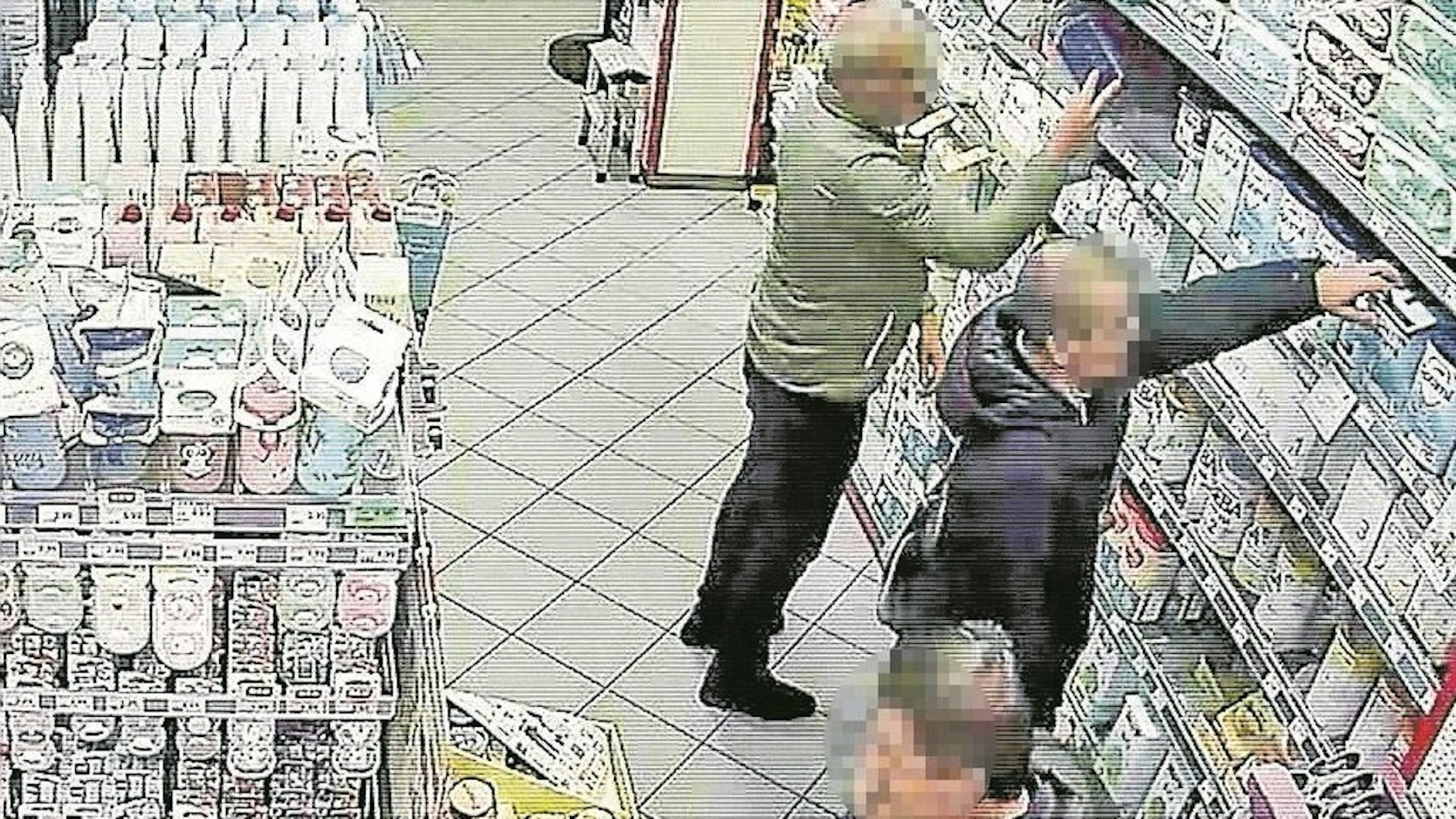 Die Bande von drei Georgiern bei der „Arbeit“: Zwei räumen Milchpulver aus dem Regal, einer deckt die Sicht ab und passt auf.