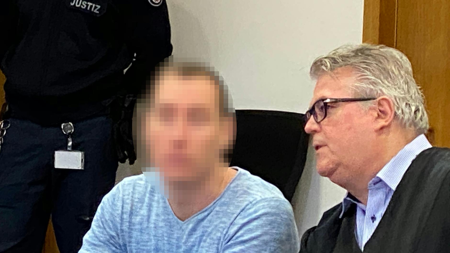 Der Angeklagte Marco F. mit seinem Anwalt im Gericht.