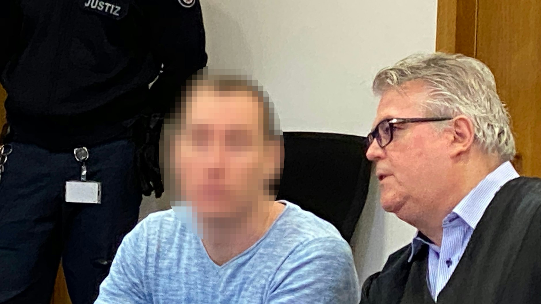 Der Angeklagte Marco F. mit seinem Anwalt im Gericht.