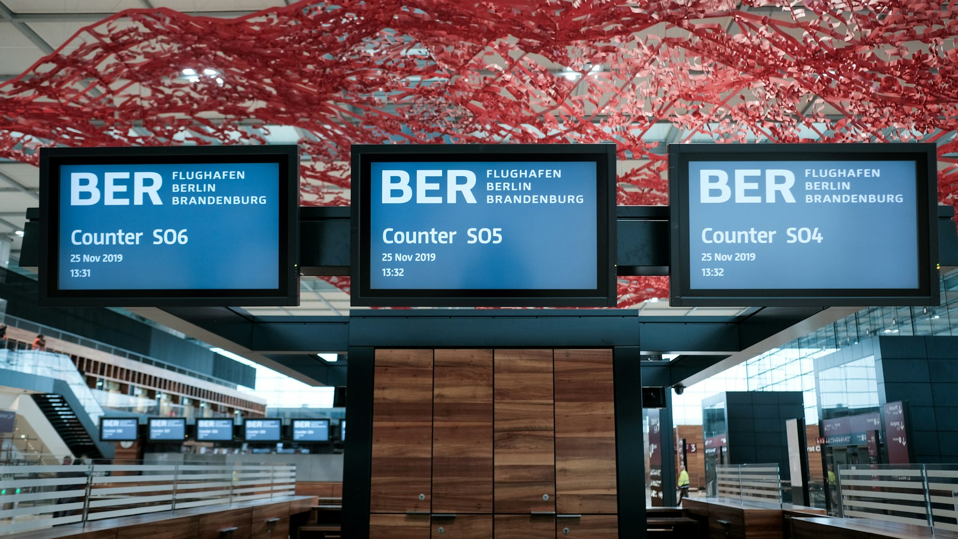 Ein Blick in die Halle des Flughafens BER. Die Kunst am Bau ist schon fertig - hier der "Fliegende Teppich" der kalifornischen Künstlerin Pae White.