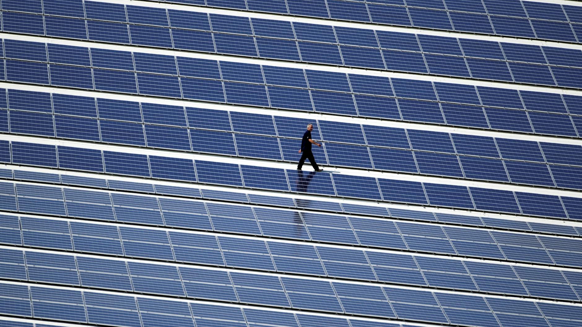 Montage einer Photovoltaikanlage.