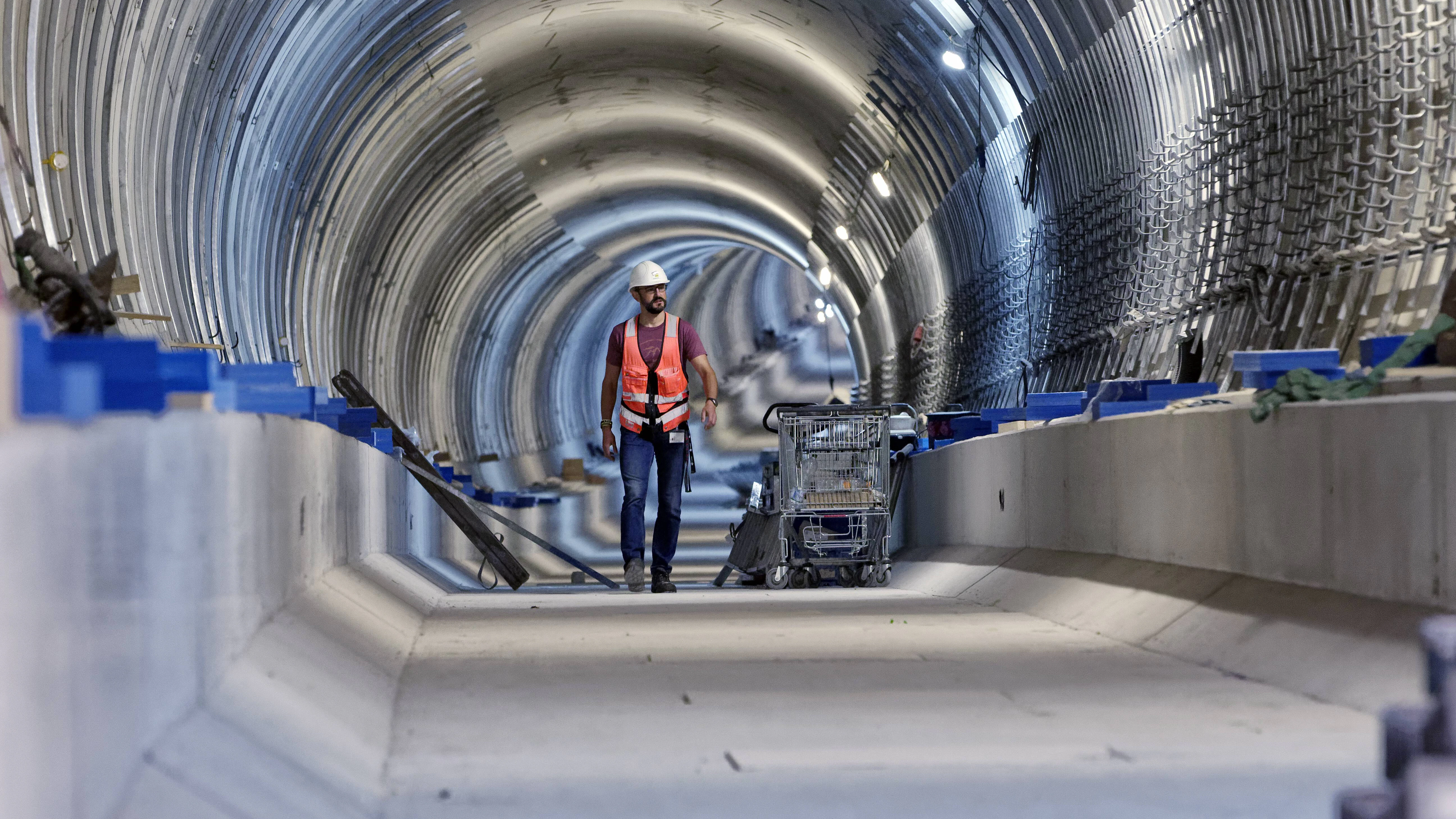 Ein Bild aus dem Bautagebuch 2018: Ein Bauarbeiter läuft durch eine der beiden neuen Tunnelröhren in MItte. Inzwischen liegen auch hier Gleise.