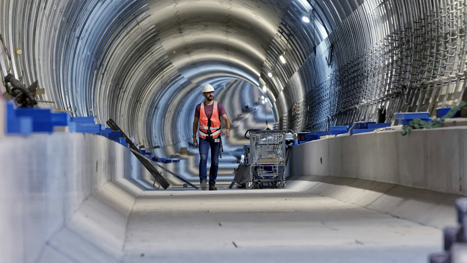 Ein Bild aus dem Bautagebuch 2018: Ein Bauarbeiter läuft durch eine der beiden neuen Tunnelröhren in MItte. Inzwischen liegen auch hier Gleise.