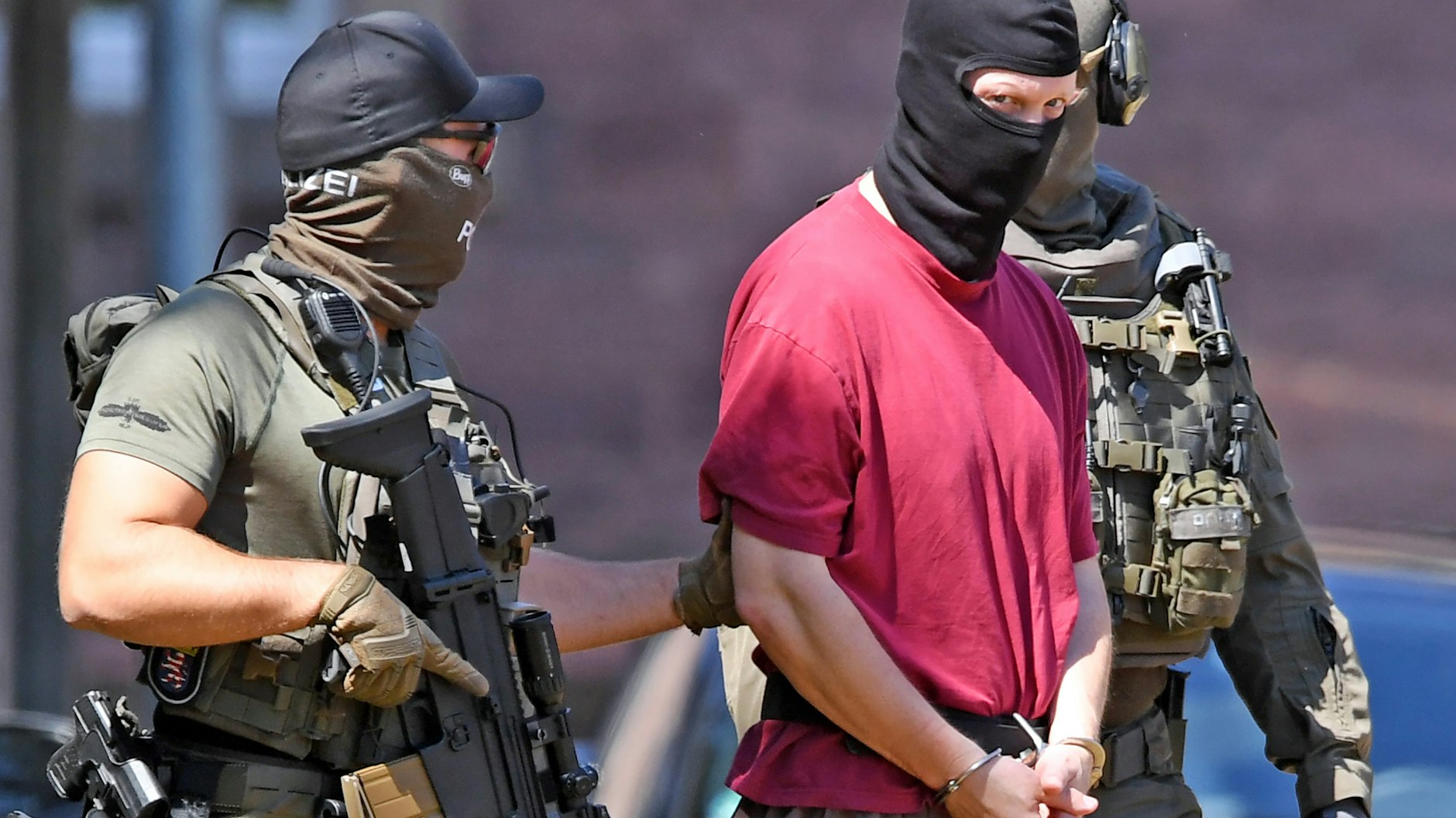 Tatverdächtiger im Fall des ermordeten Kasseler Regierungspräsidenten Walter Lübcke, wird nach einem Haftprüfungstermin beim Bundesgerichtshof (BGH) zu einem Hubschrauber gebracht.