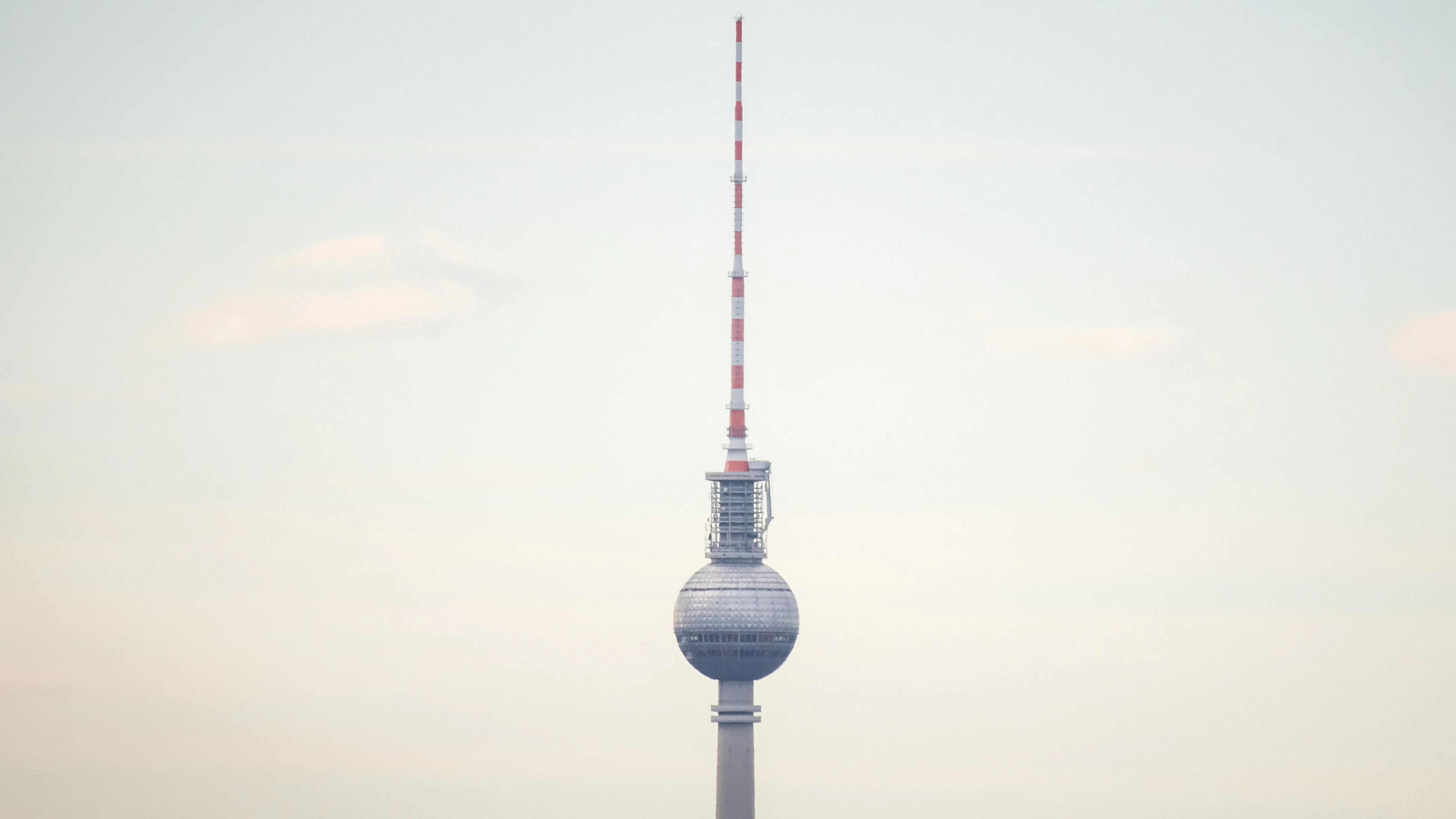 Der Berliner Fernsehturm. Nicht als Zimmerspringbrunnen, aber immerhin in echt.