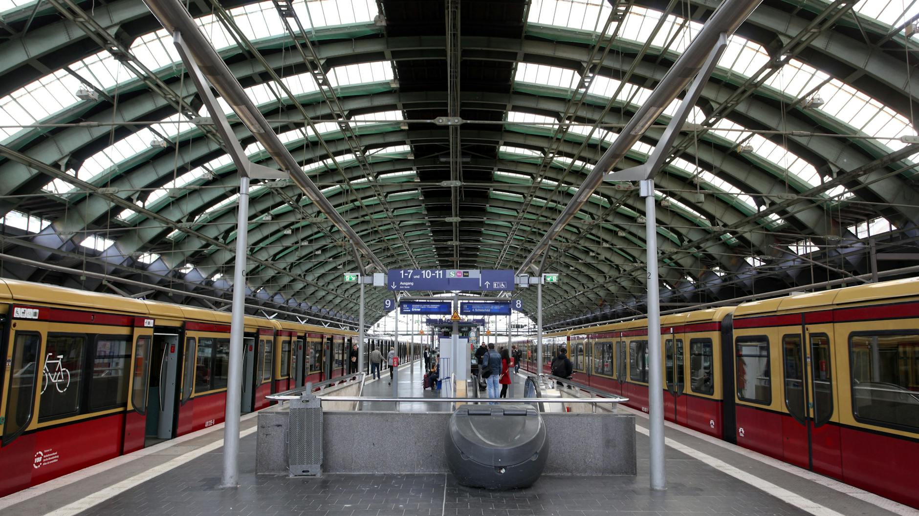 Die Nordhalle des Ostbahnhofs heute: Grüne Netze sollen dafür sorgen, dass nichts herunterfällt. Im Frühjahr wird ein Zwischenboden eingezogen.