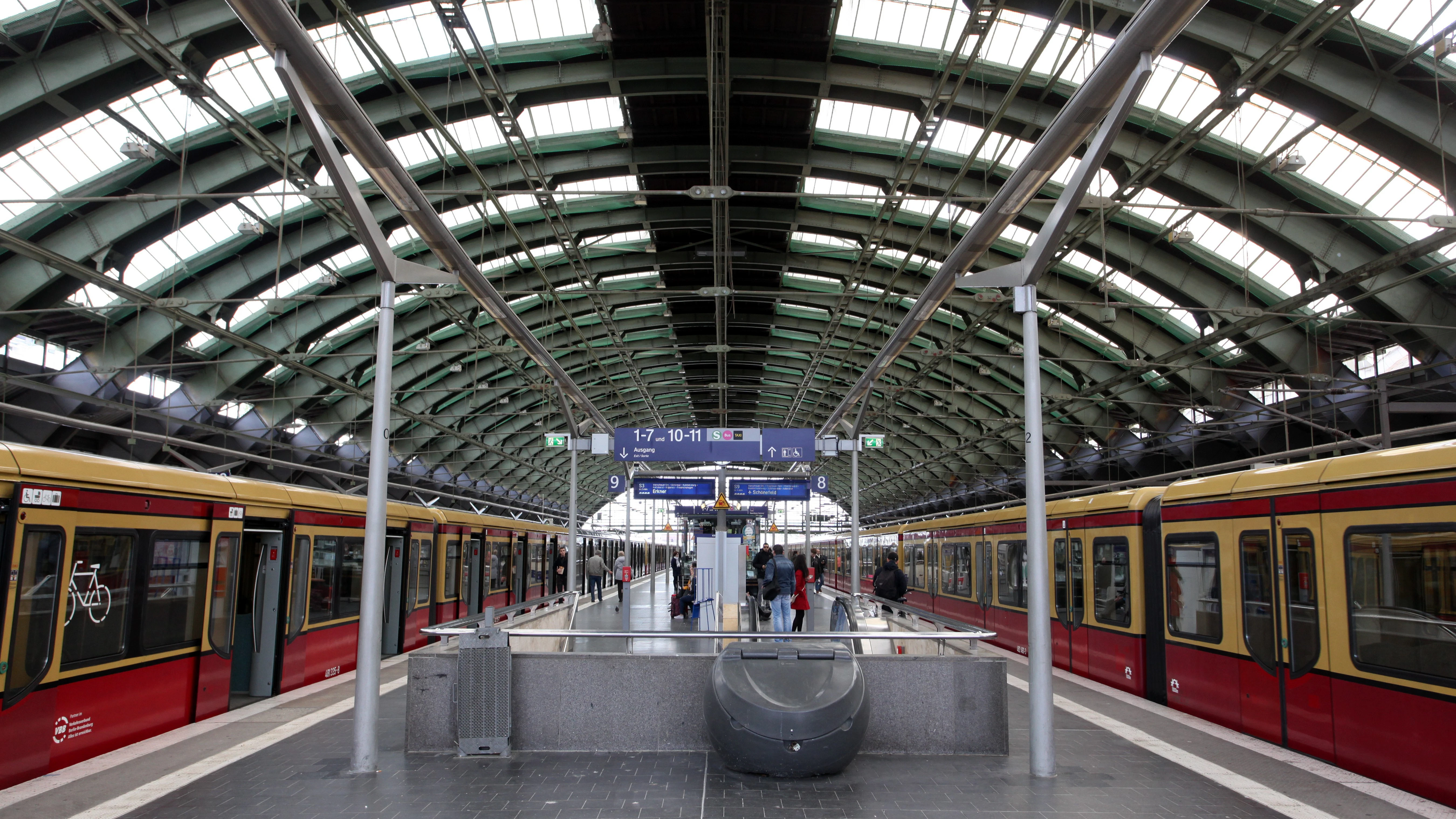 Die Nordhalle des Ostbahnhofs heute: Grüne Netze sollen dafür sorgen, dass nichts herunterfällt. Im Frühjahr wird ein Zwischenboden eingezogen.