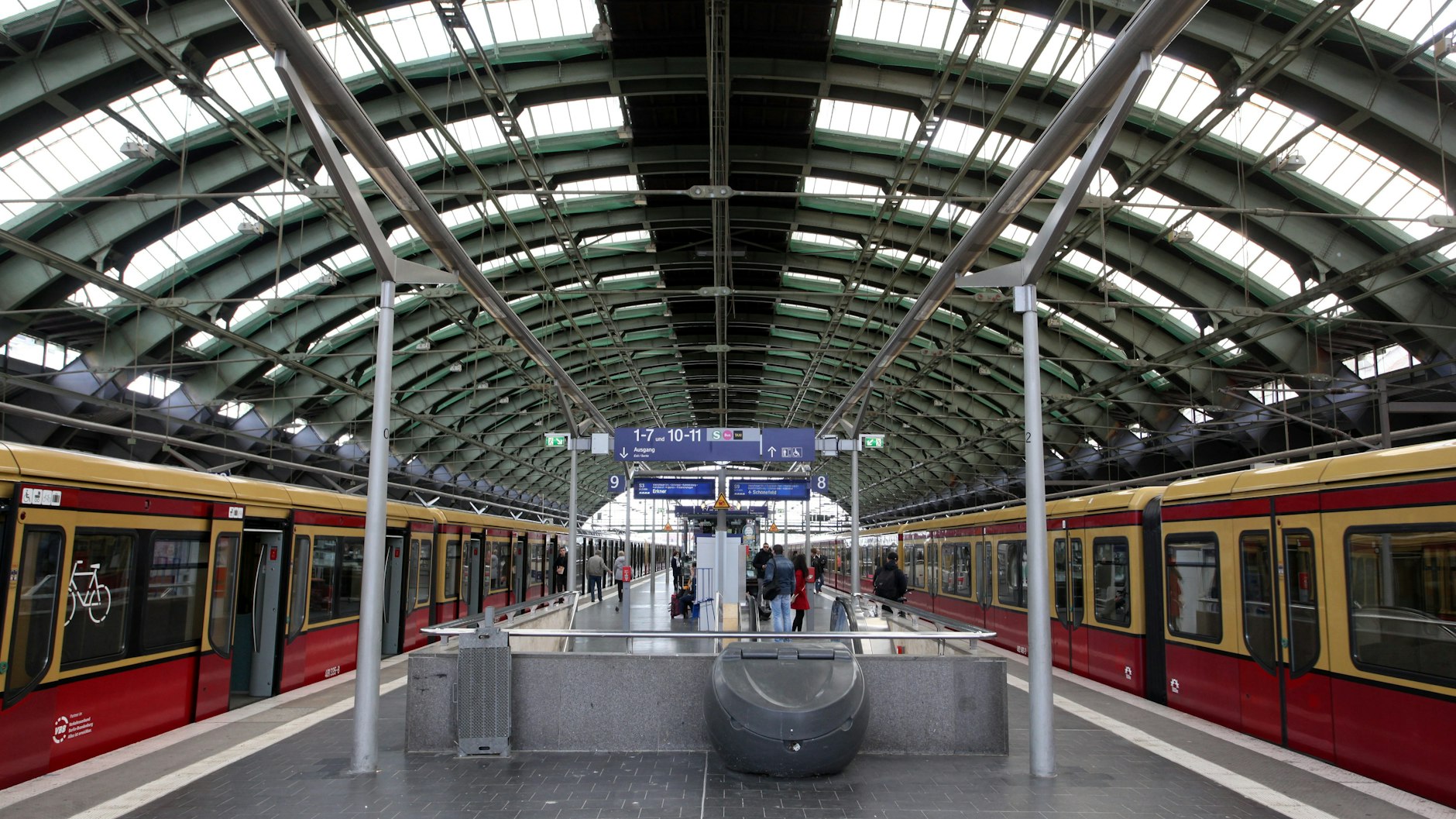 Die Nordhalle des Ostbahnhofs heute: Grüne Netze sollen dafür sorgen, dass nichts herunterfällt. Im Frühjahr wird ein Zwischenboden eingezogen.