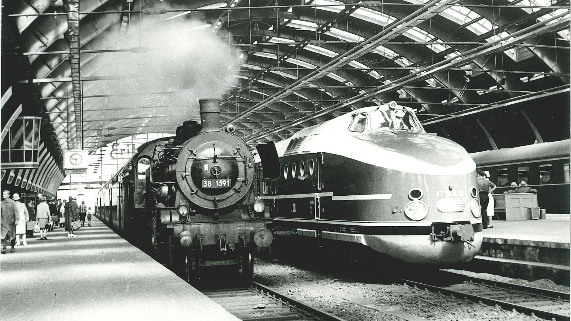 1965 im Ostbahnhof: Der „Vindobona“ nach Wien hält neben einem Dampfzug.