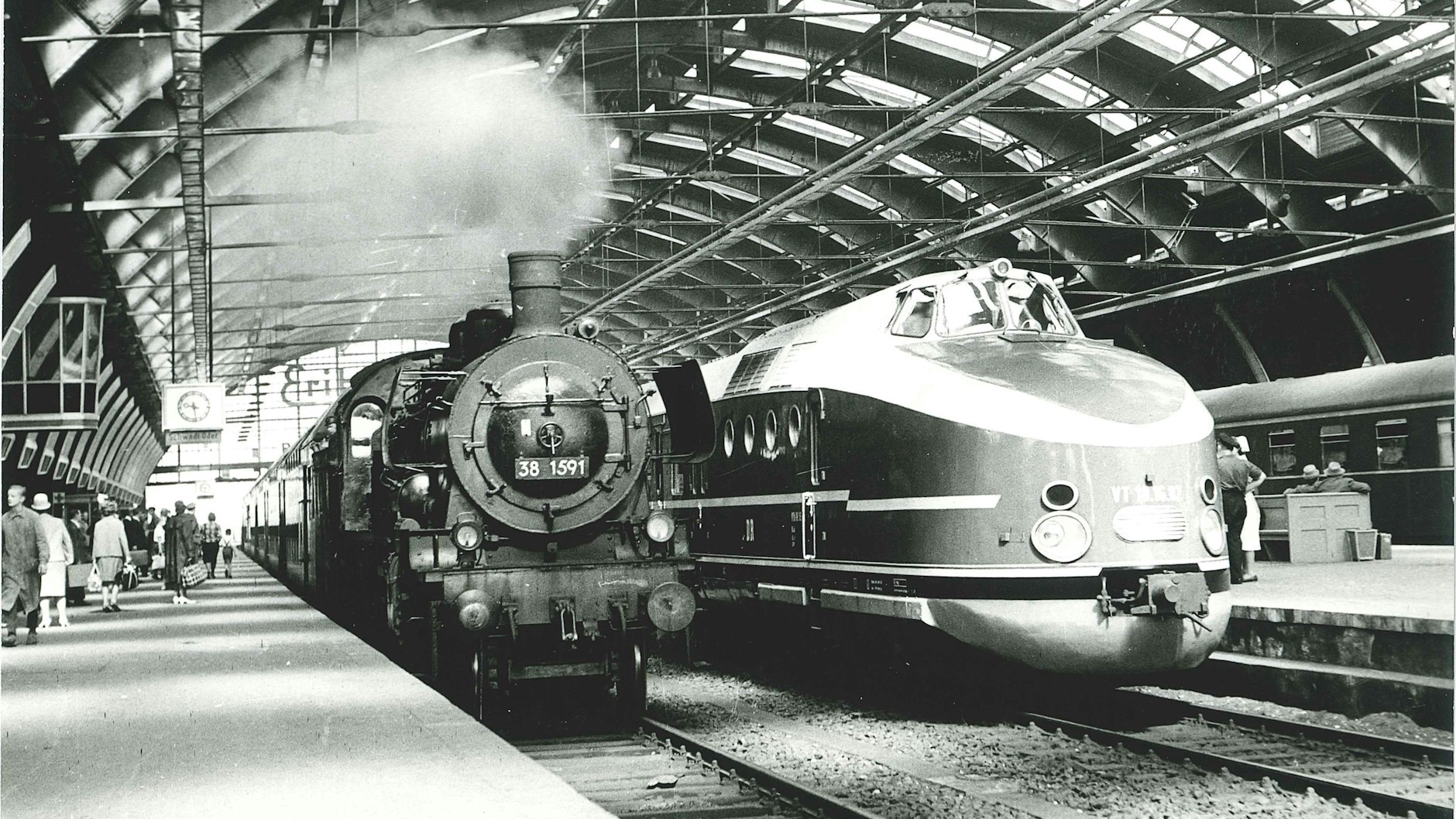 1965 im Ostbahnhof: Der „Vindobona“ nach Wien hält neben einem Dampfzug.
