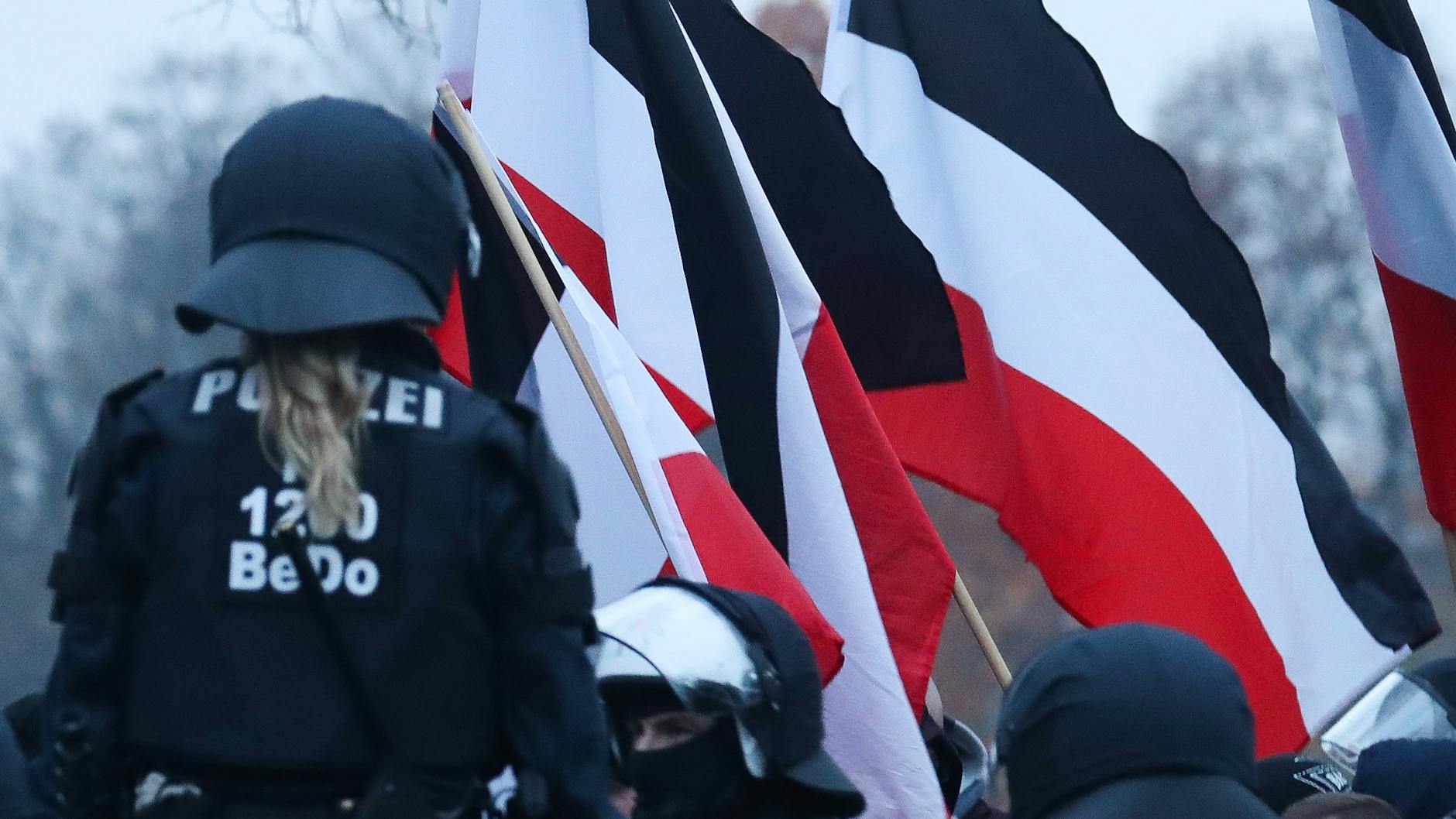Ein NPD-Aufmarsch in Hannover. Heike Radvan schreibt über Rechtsextremismus und Nazifamilien. Soap-Vorstellungen machen diese Themen erträglicher. 
