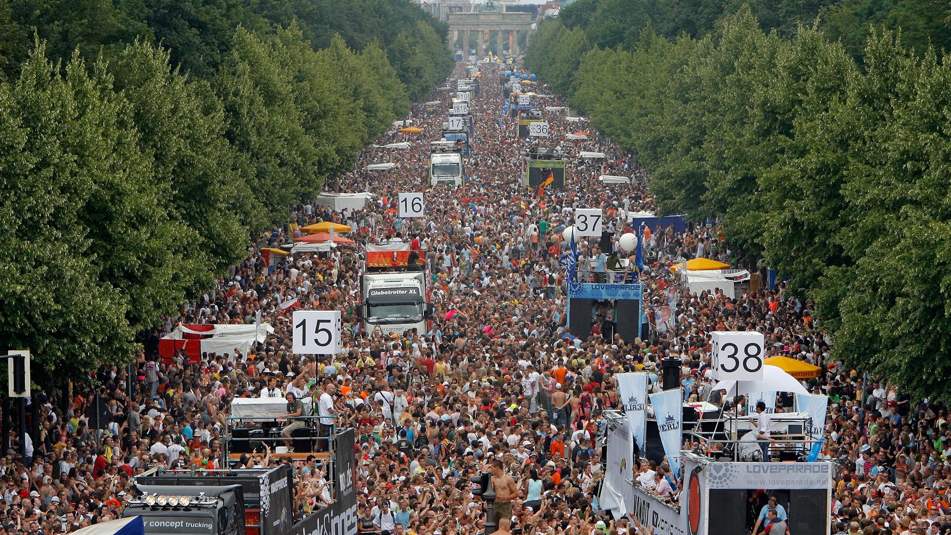 Hunderttausende Raver tanzten 2006 auf der Straße vor dem Brandenburger Tor in Berlin zu hämmernden Bassrhythmen auf der Love Parade.
