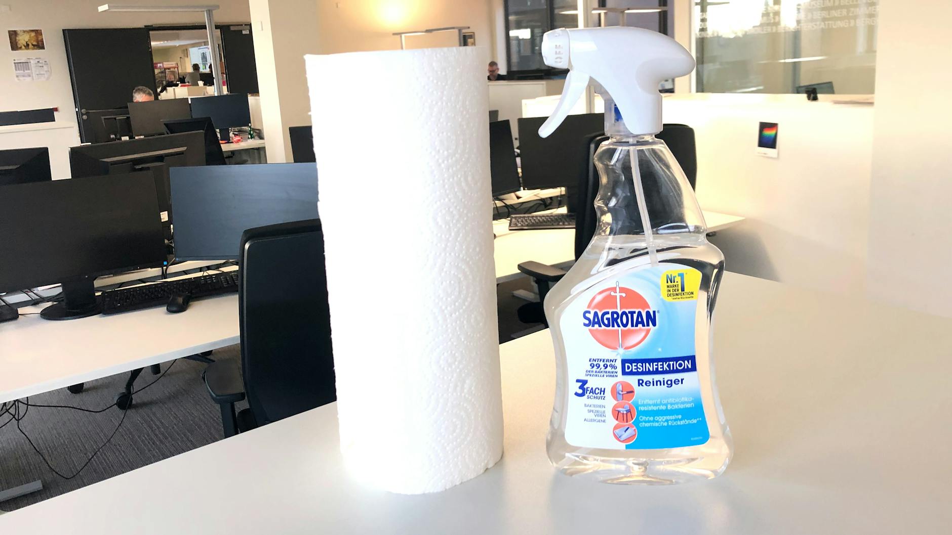 Mit Sagrotan und Wischpapier auf der Jagd nach Bakterien im Büro.
