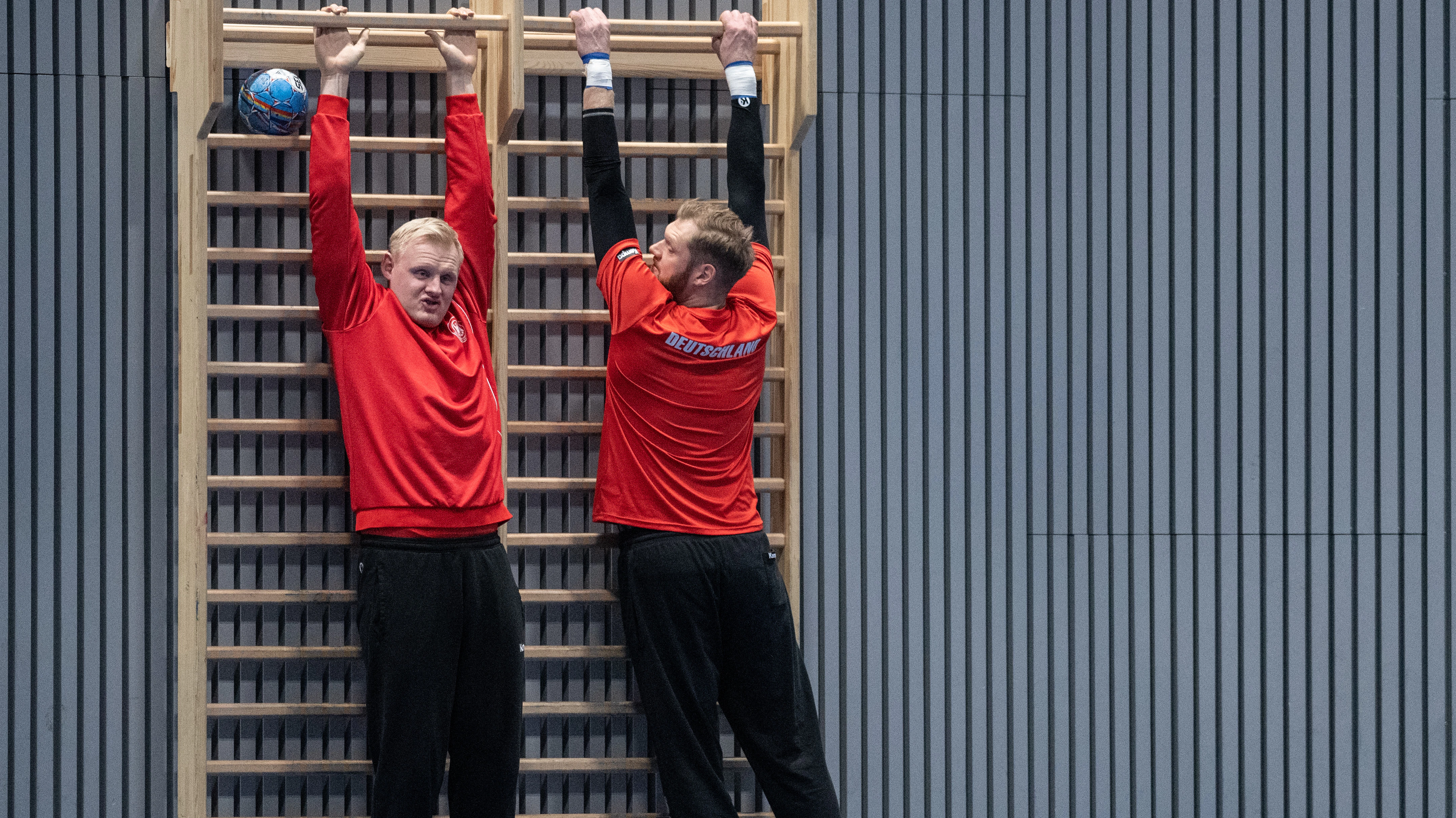 Patrick Wiencek und Johannes Bitter hängen bei der Handball-EM noch etwas durch.
