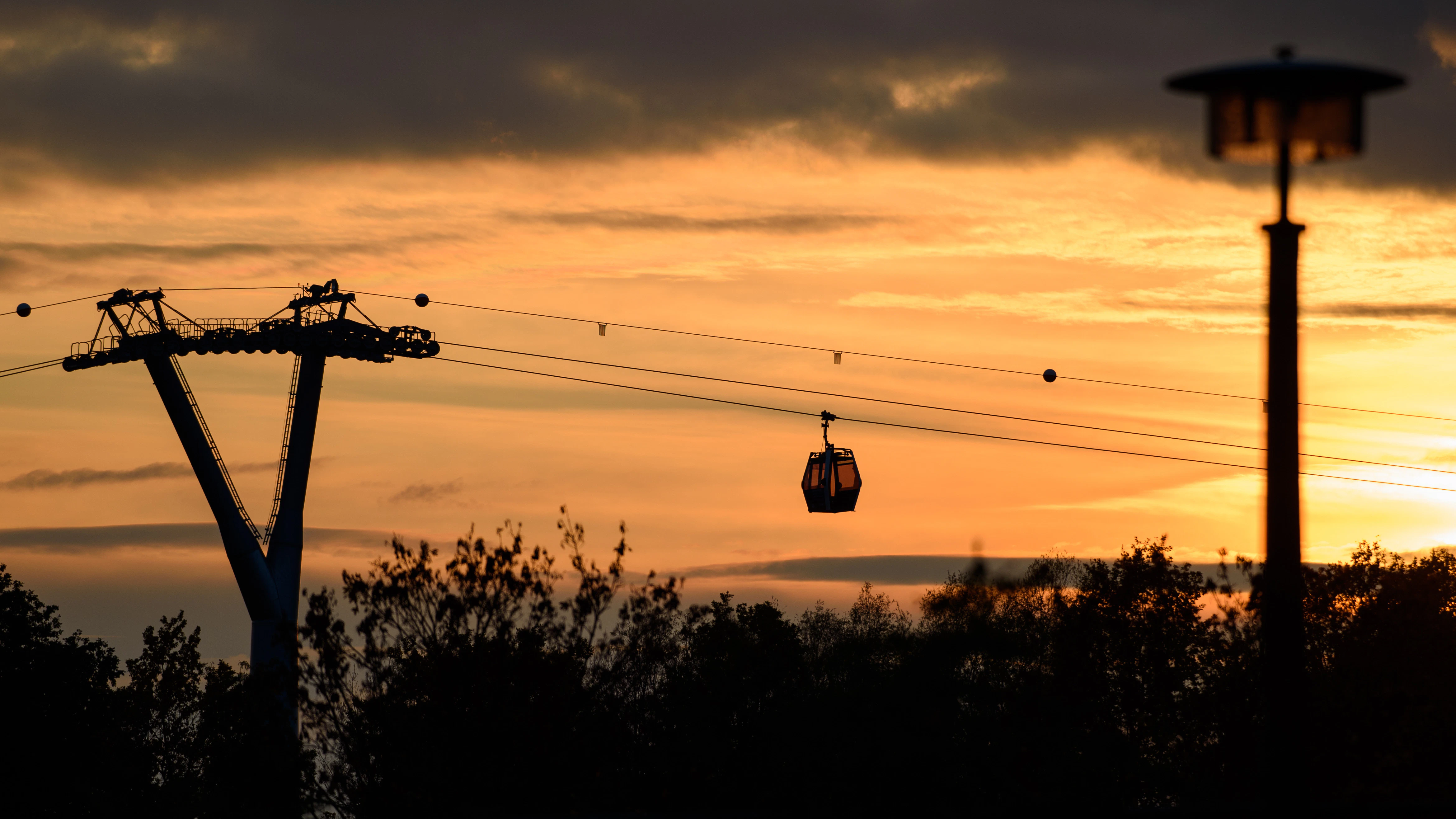 Seit 2017 verkehrt eine Seilbahn über dem Kienberg in Marzahn-Hellersdorf. Noch kostet eine Hin- und Rückfahrt 6,50 Euro. Doch der Preis soll sinken, fordern Bürger und Politiker.