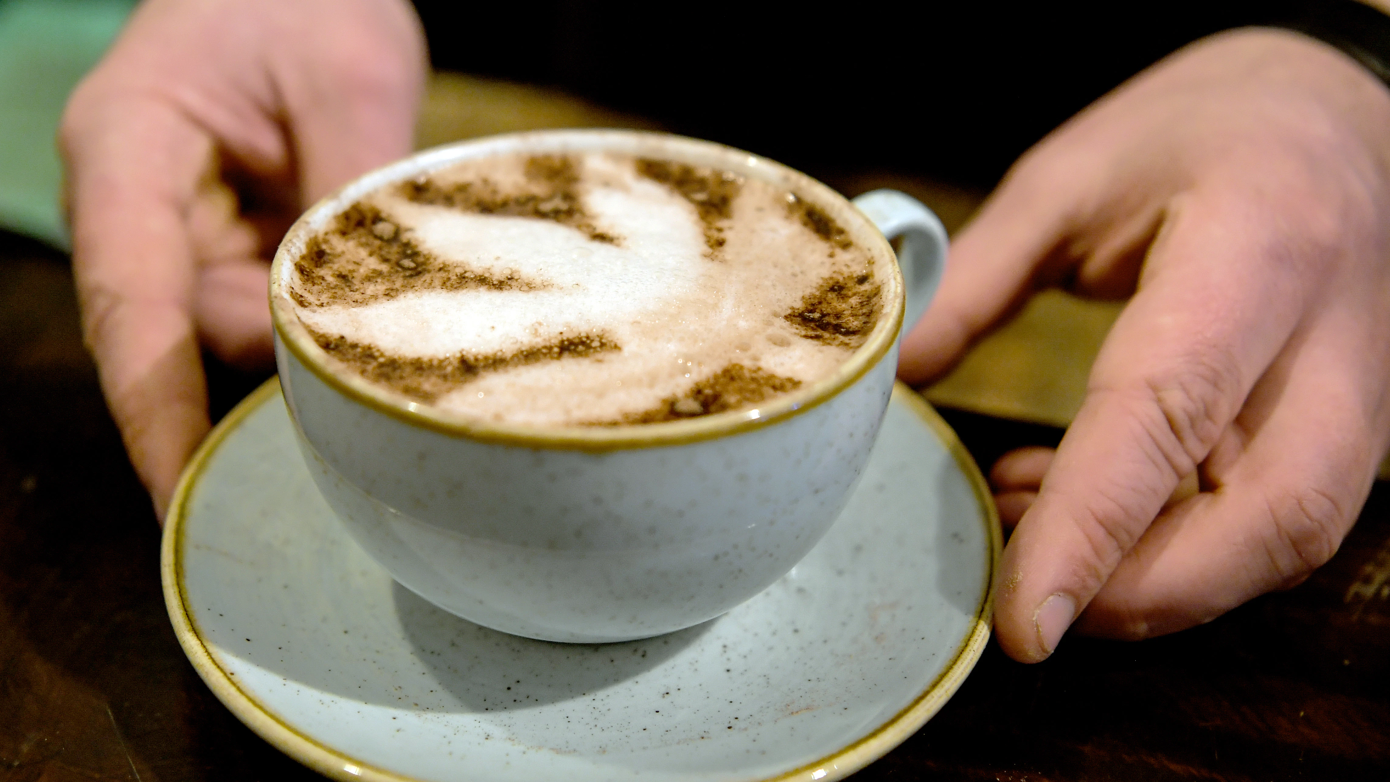 Nico Schack serviert im CBD-Café "Canna" in einen Cappuccino. Der Wirkstoff aus Cannabis soll beruhigen und - so wird etwa im Internet behauptet.