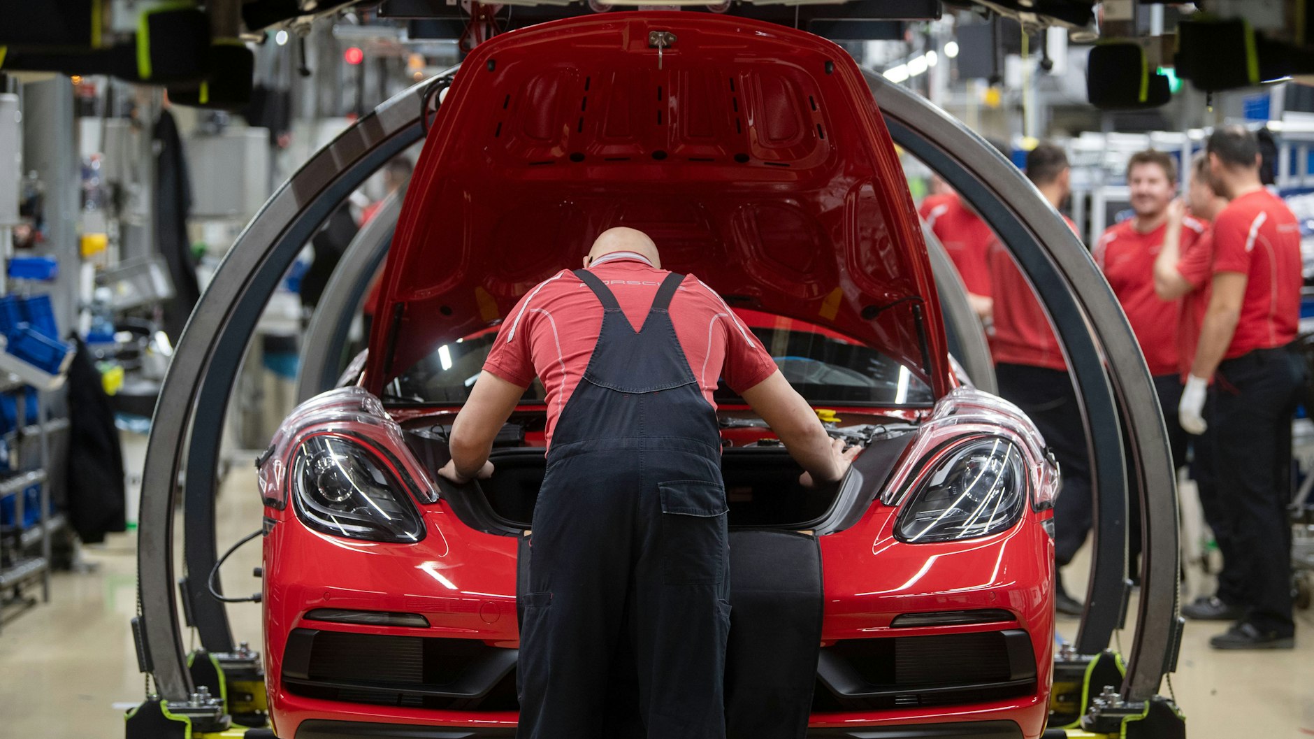 Vor einem Spitzentreffen im Kanzleramt zum Umbruch in der Autoindustrie haben die Gewerkschaft IG Metall und die SPD Hilfen für die Beschäftigten gefordert.