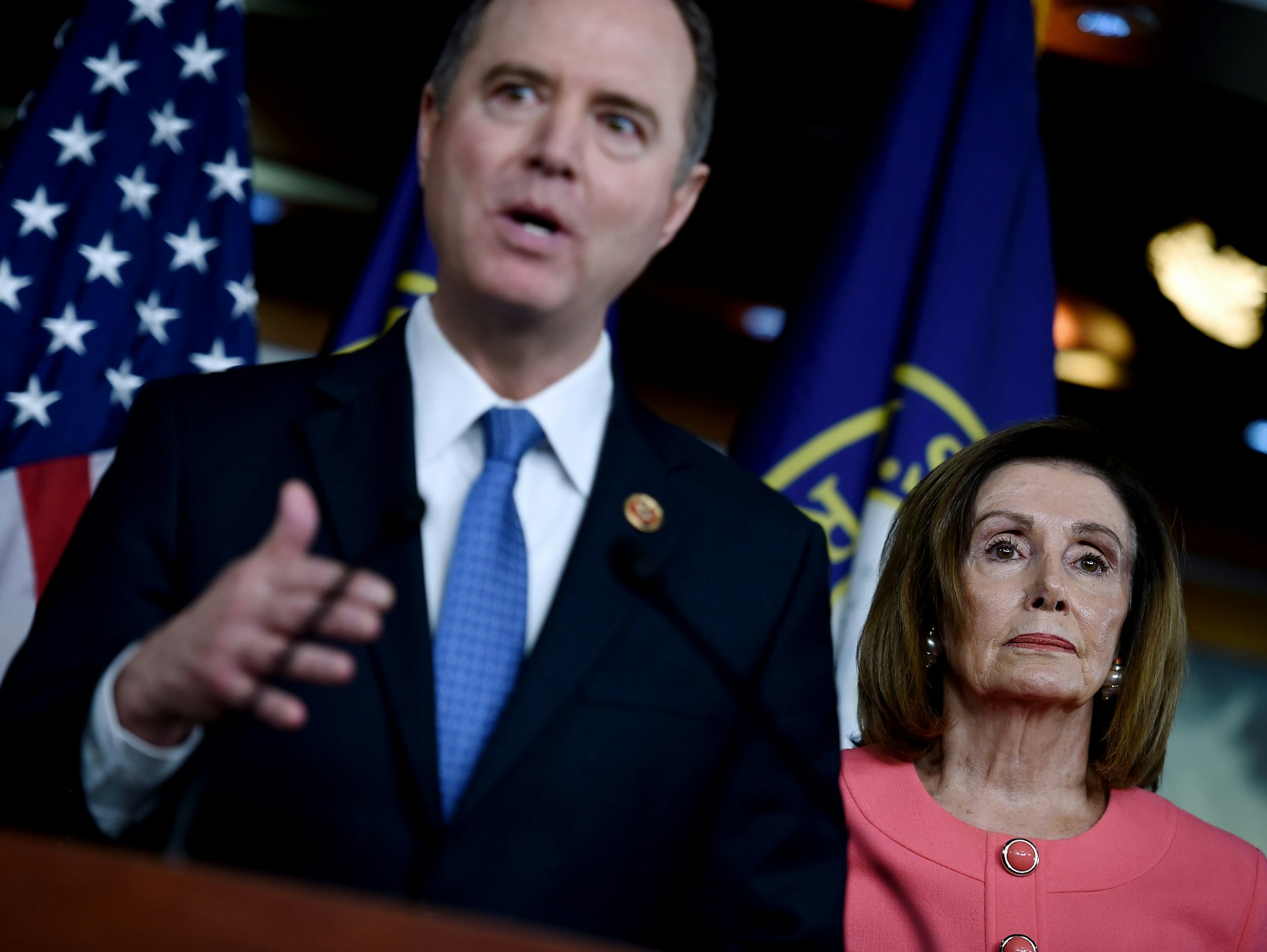 Der demokratische Abgeordnete Adam B. Schiff (links) leitet die Impeachment-Untersuchung gegen Trump. Das teilte die Sprecherin des Repräsentantenhauses Nanci Pelosi (rechts) am Mittwoch mit.