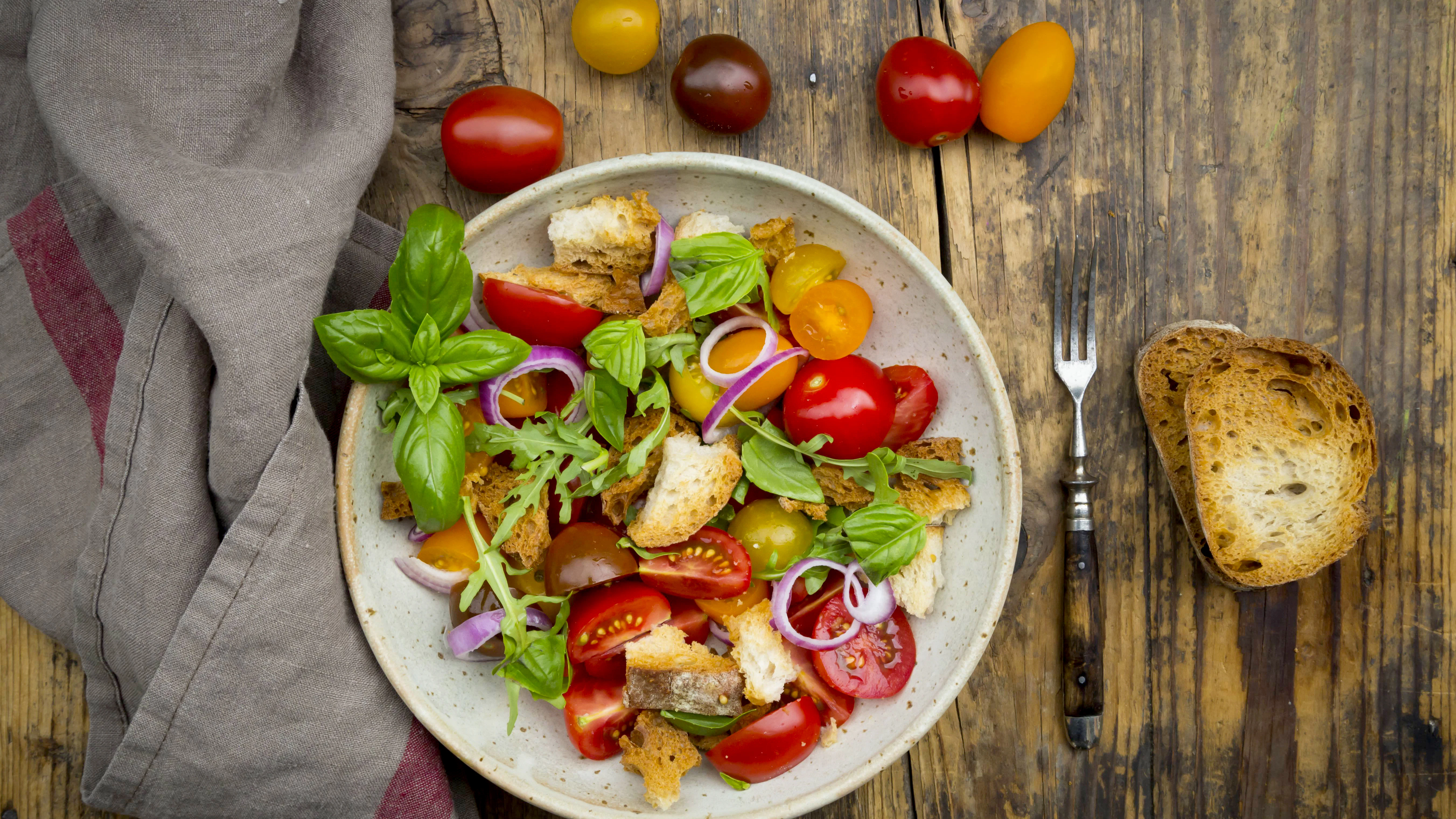Abends einen Salat oder besser gar nicht essen? Das kommt darauf an, was man schon tagsüber gefuttert hat.