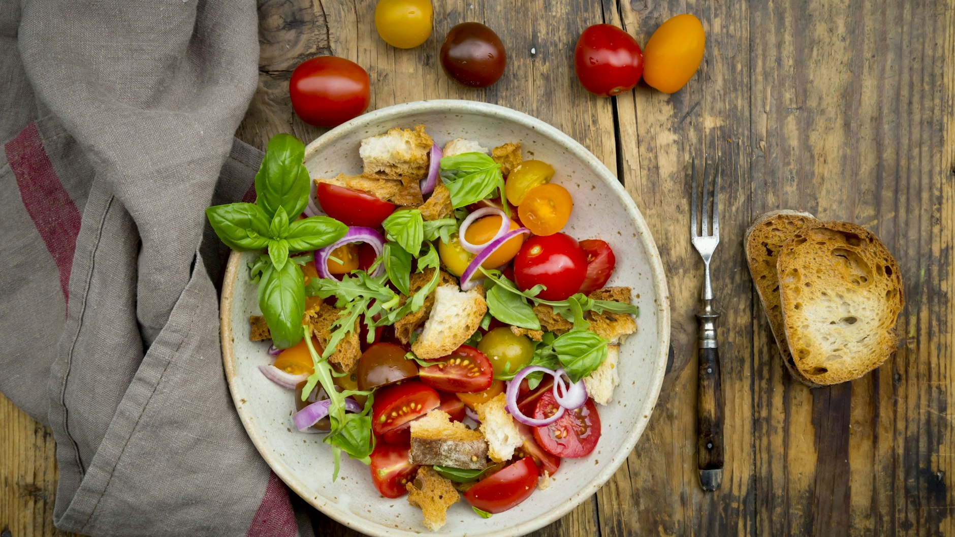 Abends einen Salat oder besser gar nicht essen? Das kommt darauf an, was man schon tagsüber gefuttert hat.