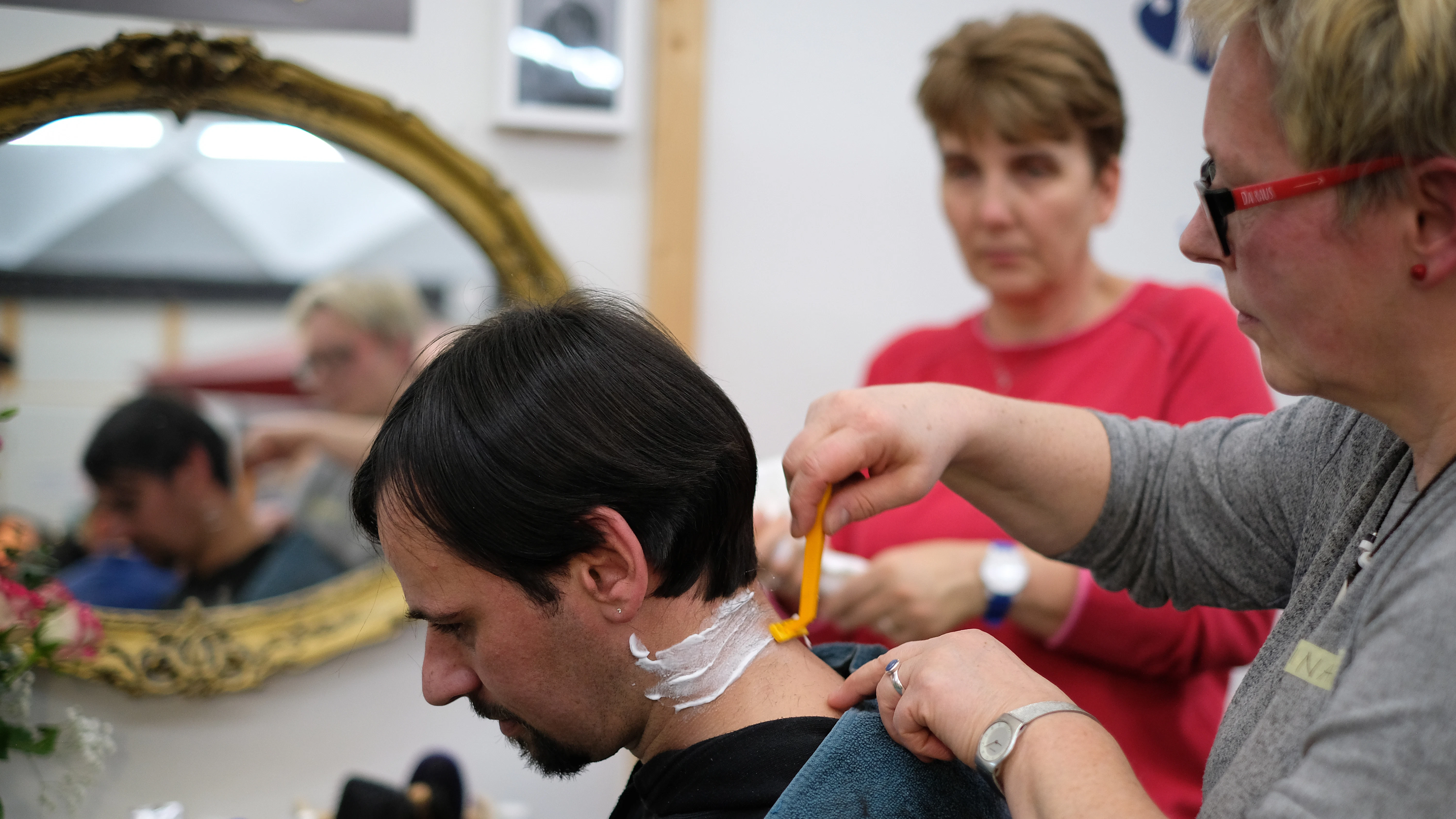 Alexandru, 37, hat als Lagerist, auf Baustellen und bei McDonalds gearbeitet. Bei Berlins erstem Bewerbungstraining für Obdachlose schneidet Marion ihm die Haare, bevor es zum Fotoshooting geht.
