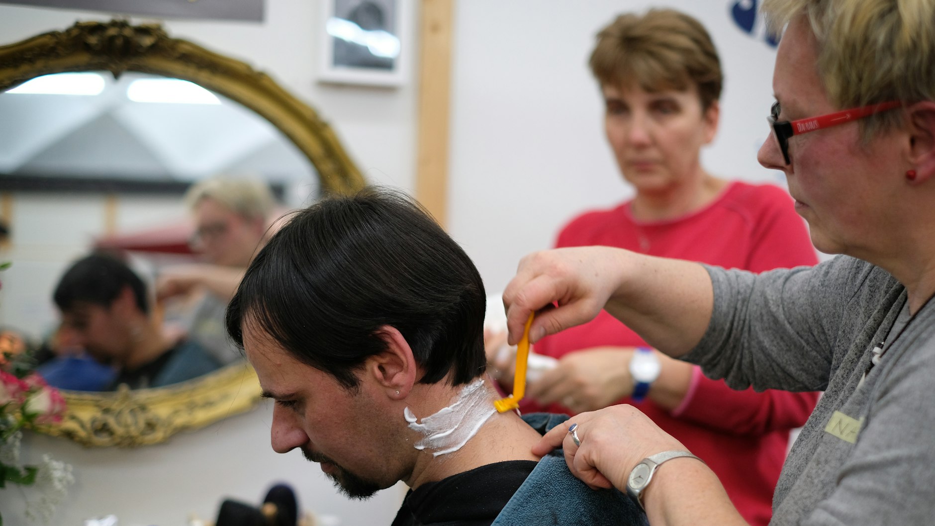 Alexandru, 37, hat als Lagerist, auf Baustellen und bei McDonalds gearbeitet. Bei Berlins erstem Bewerbungstraining für Obdachlose schneidet Marion ihm die Haare, bevor es zum Fotoshooting geht.