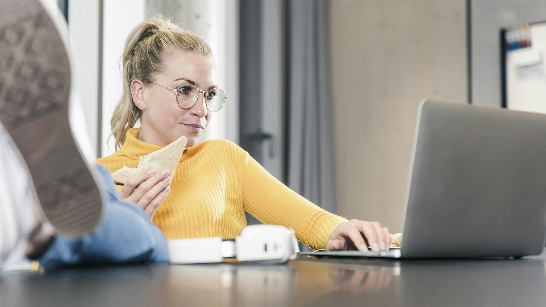 Im Büro isst man oft nebenbei - und selten gesund. Das muss nicht sein.