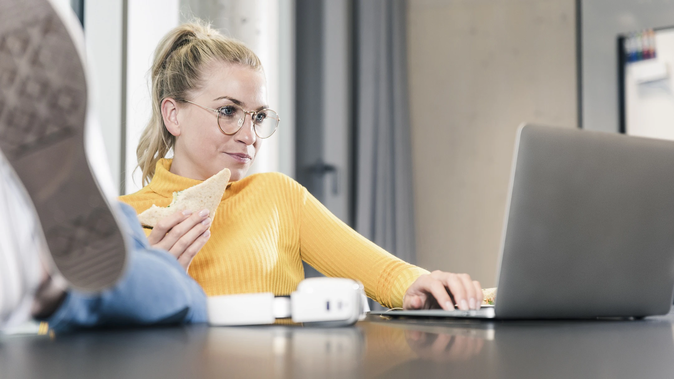 Im Büro isst man oft nebenbei - und selten gesund. Das muss nicht sein.